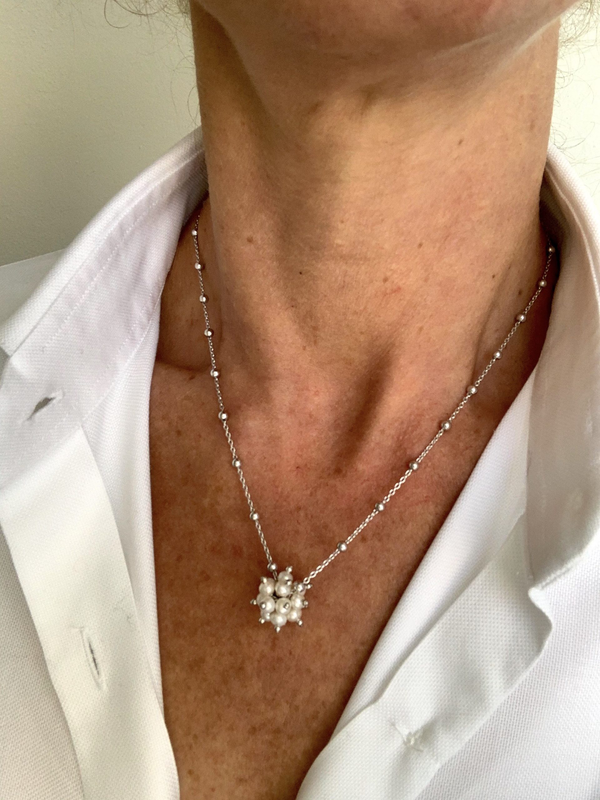Basic minimal choker in rhodiated 925 silver chain with a white pearls pompon