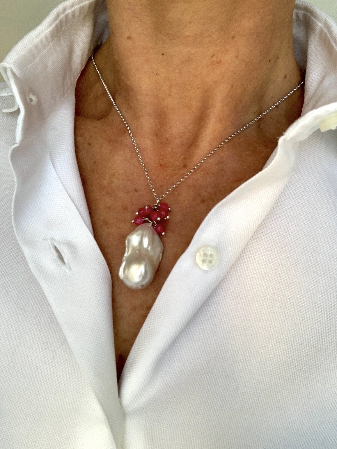 Basic choker rhodiated silver chain with baroque pearl and red quartz