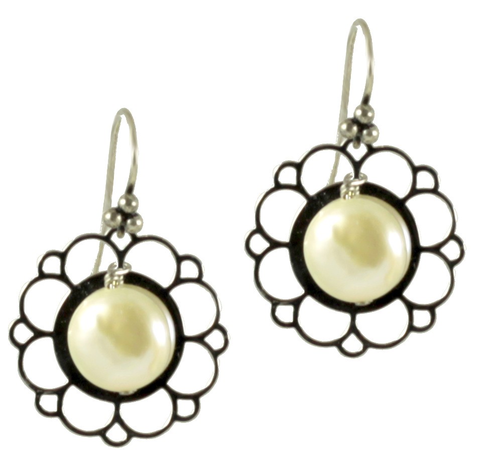 Basic earrings with flat white pearls and silver flowers