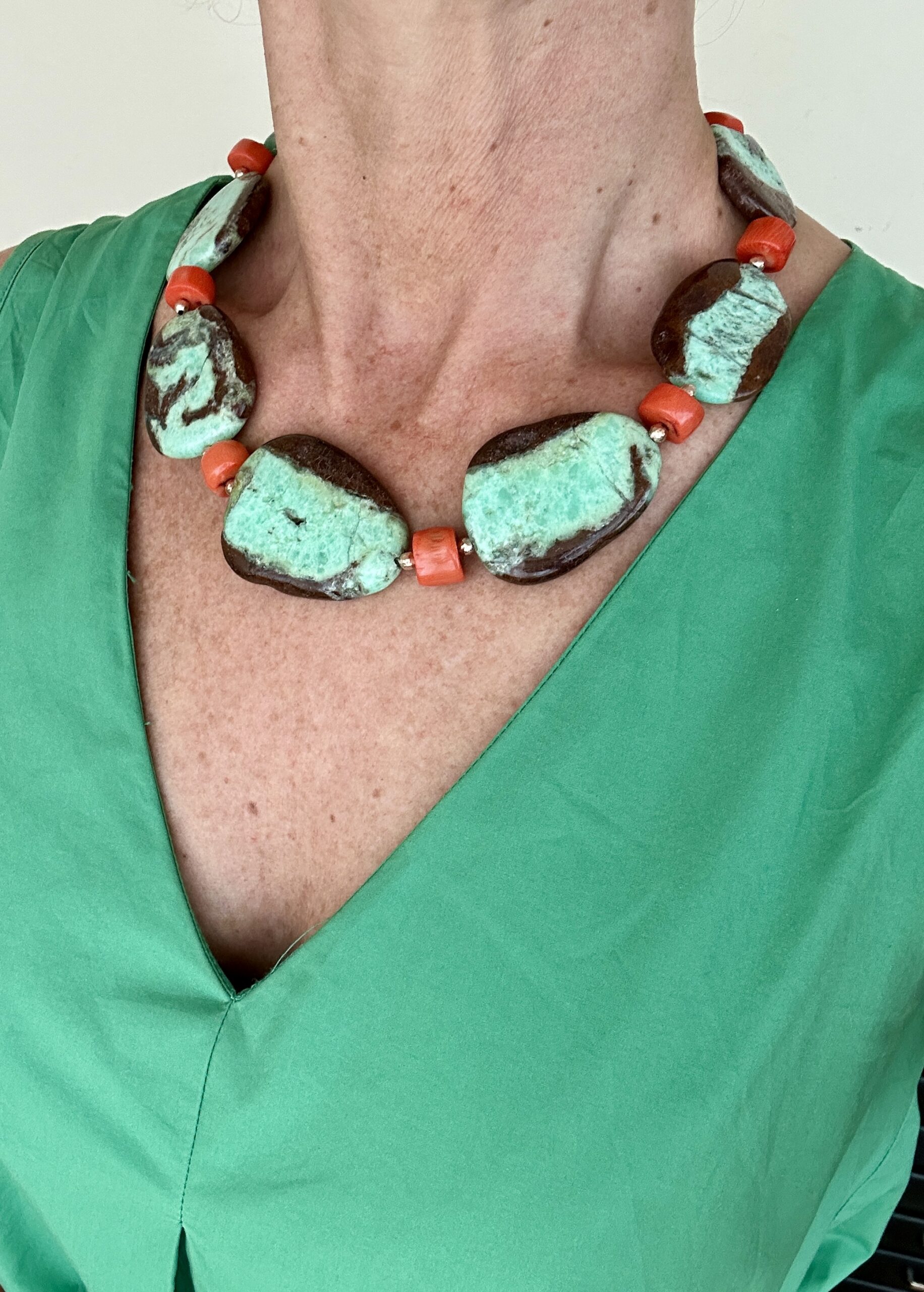 Girocollo in crisoprasio, corallo bamboo e argento placcato oro rosa