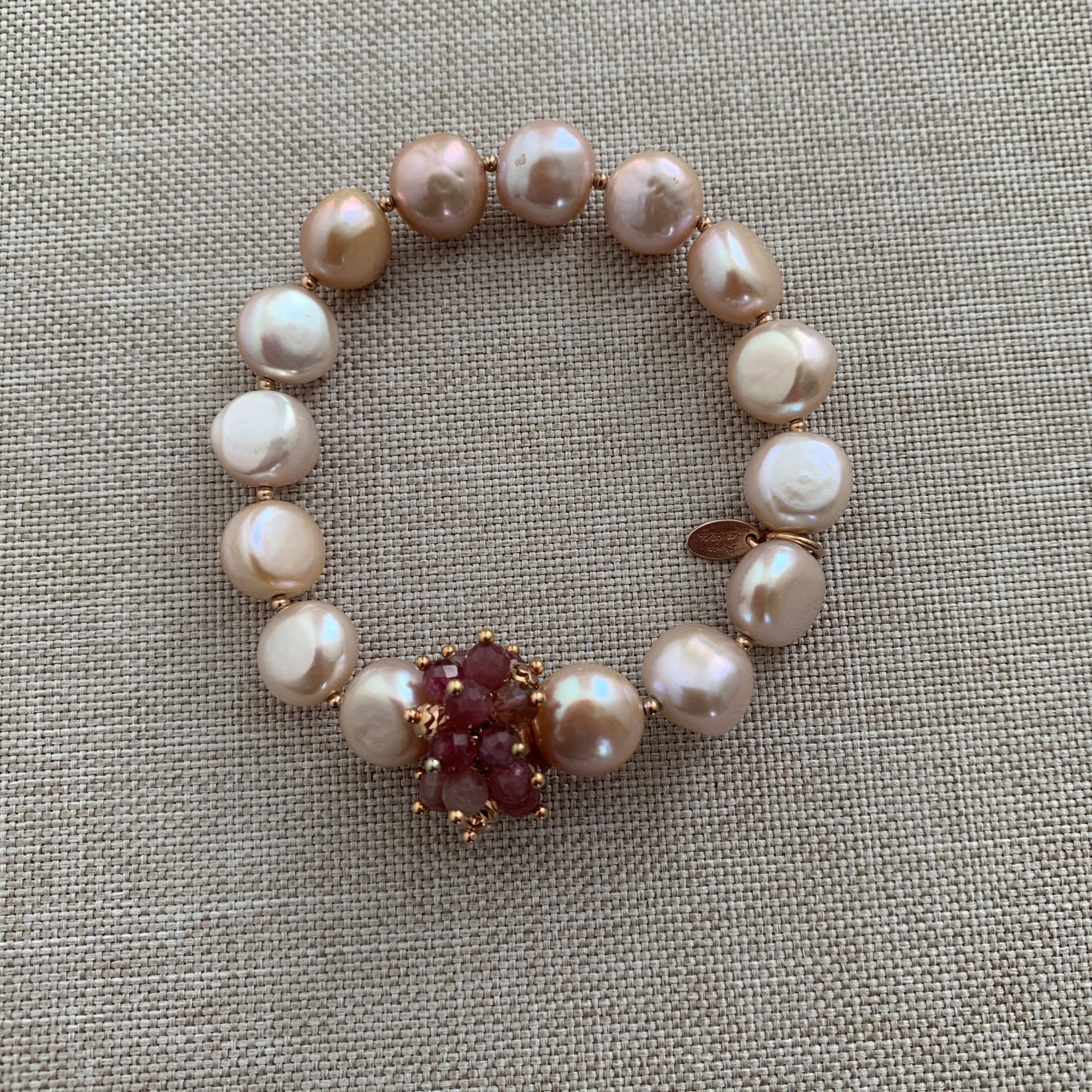 Bracciale in perle rosa, tormaline rosa e argento placcato oro rosa.