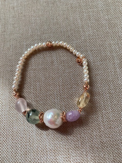 Bracciale elastico in perle coltivate, quarzi multicolor e argento placcato oro rosa