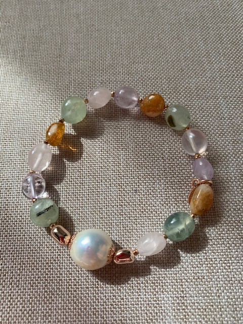 Bracciale elastico in quarzi multicolor, perle coltivate e argento placcato oro rosa