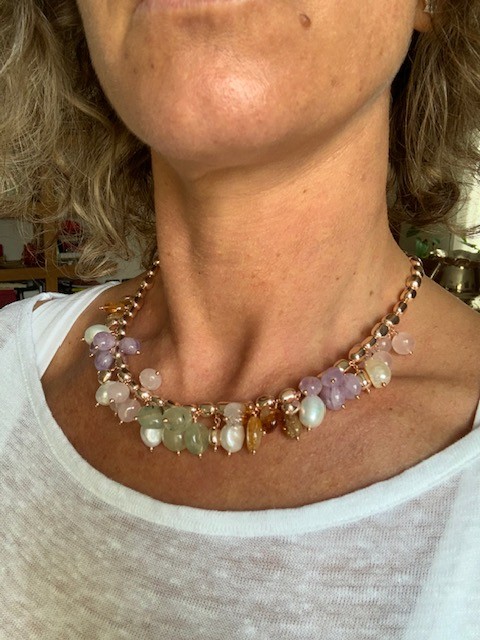Girocollo con ciondoli di quarzi multicolor, perle coltivate e argento placcato oro rosa