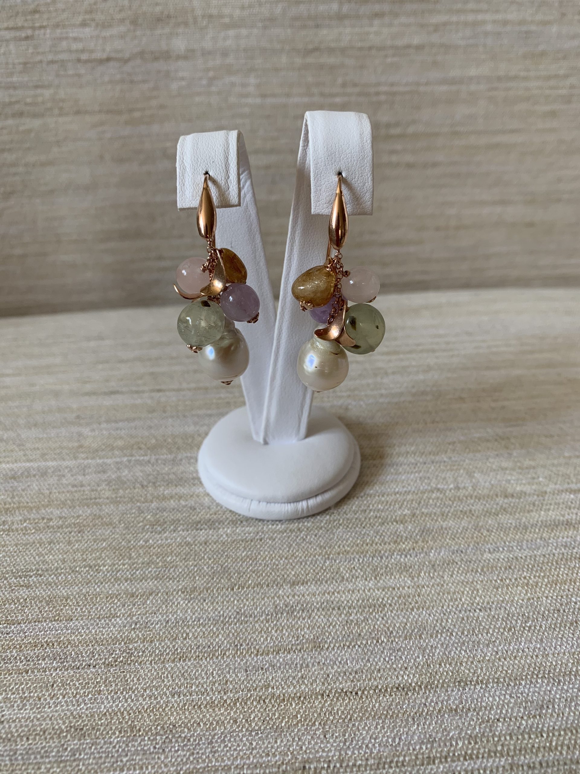 Girocollo con sassi grezzi di quarzi multicolor, ametista, perle e argento placcato oro rosa