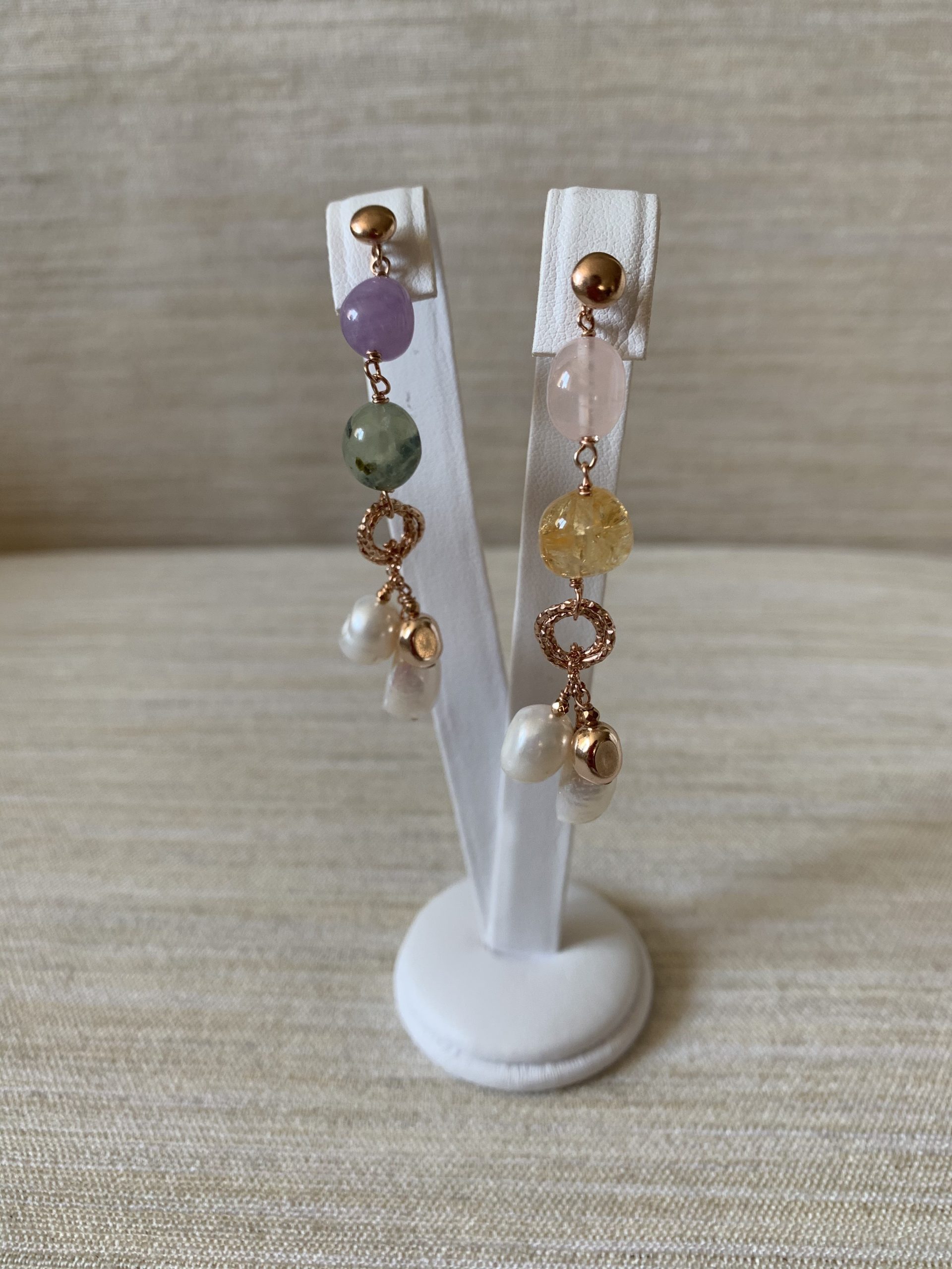 Collana lunga in perle coltivate, quarzi multicolor e argento placcato oro rosa