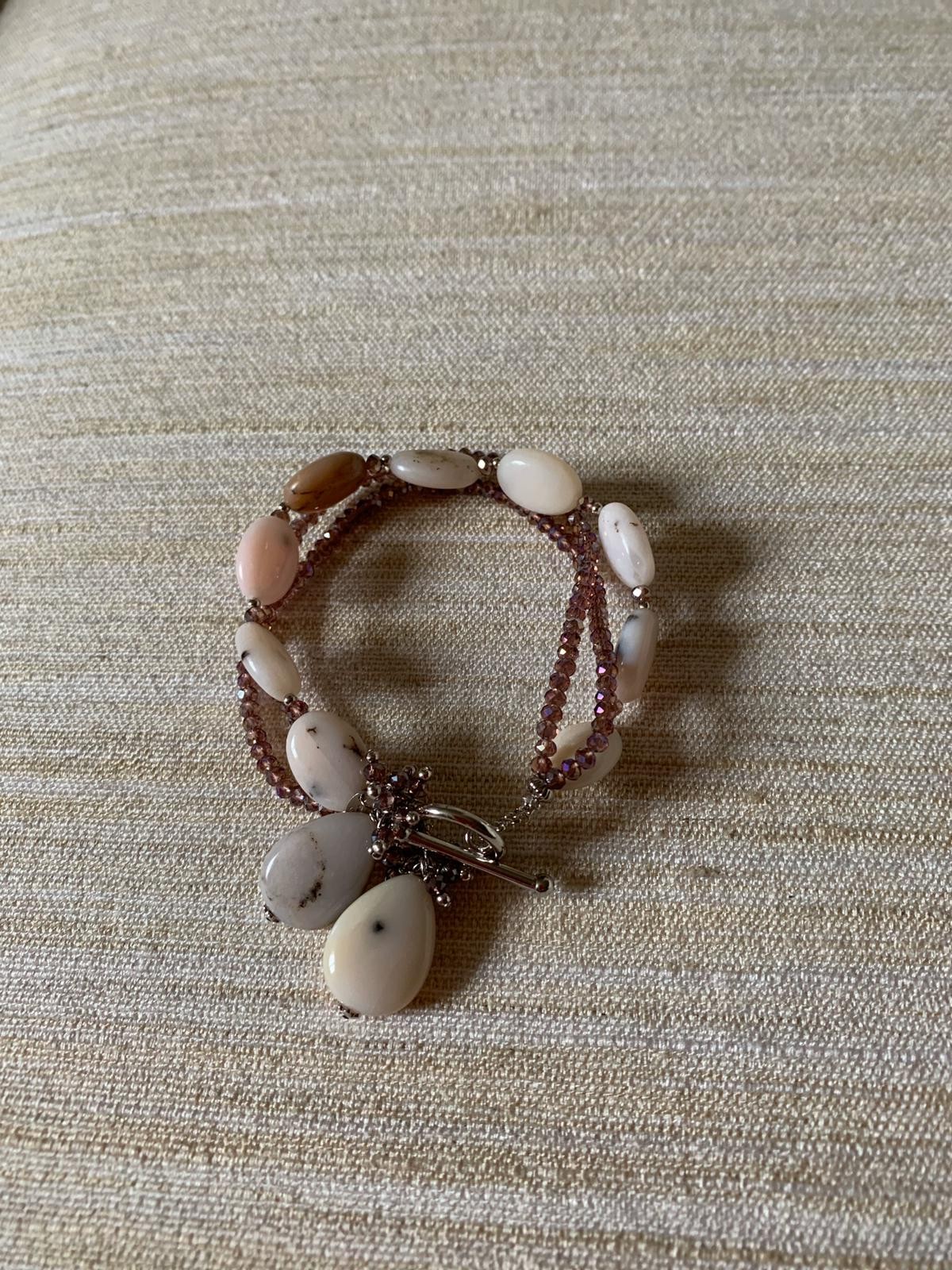 Bracciale elastico opale rosa, rodonite, quarzo idrotermale e argento rodiato