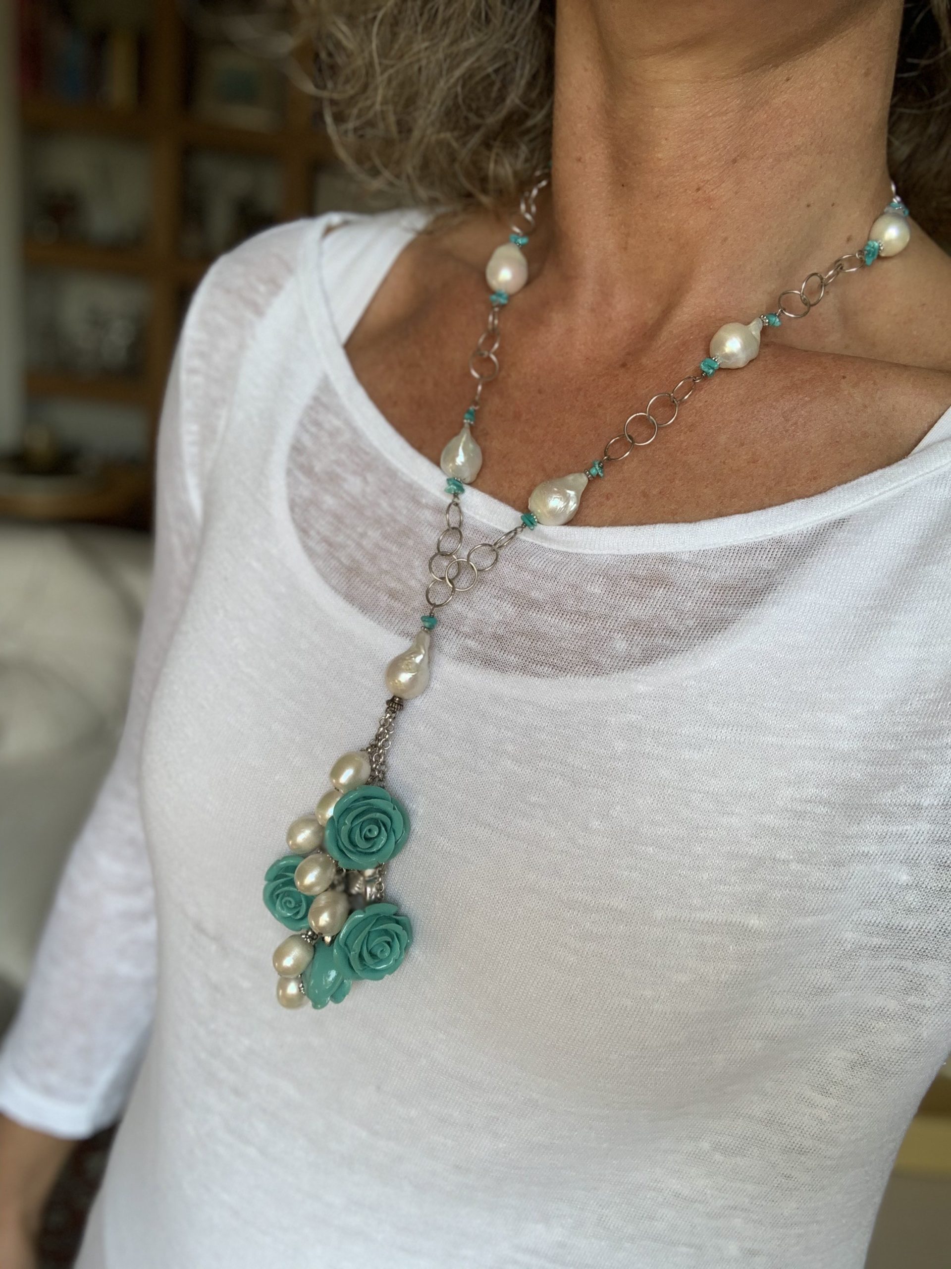 Collana in perle, turchese, rose di resina e argento rodiato