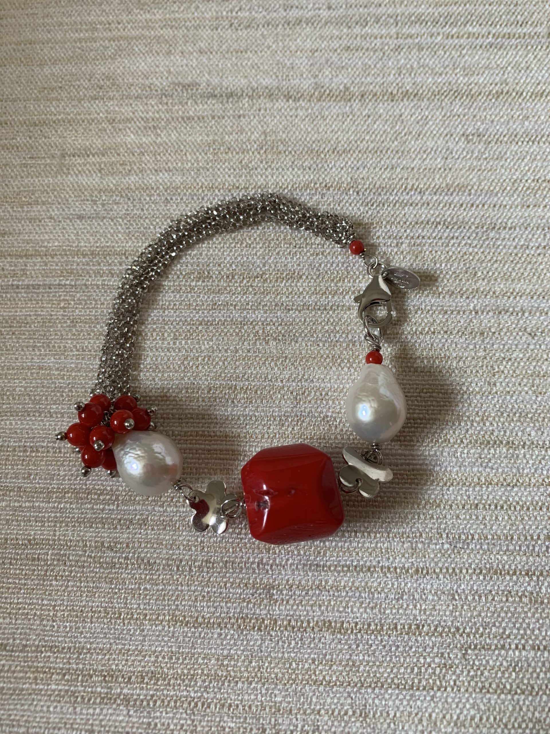 Bracciale in corallo bamboo rosso, perle coltivate e argento rodiato