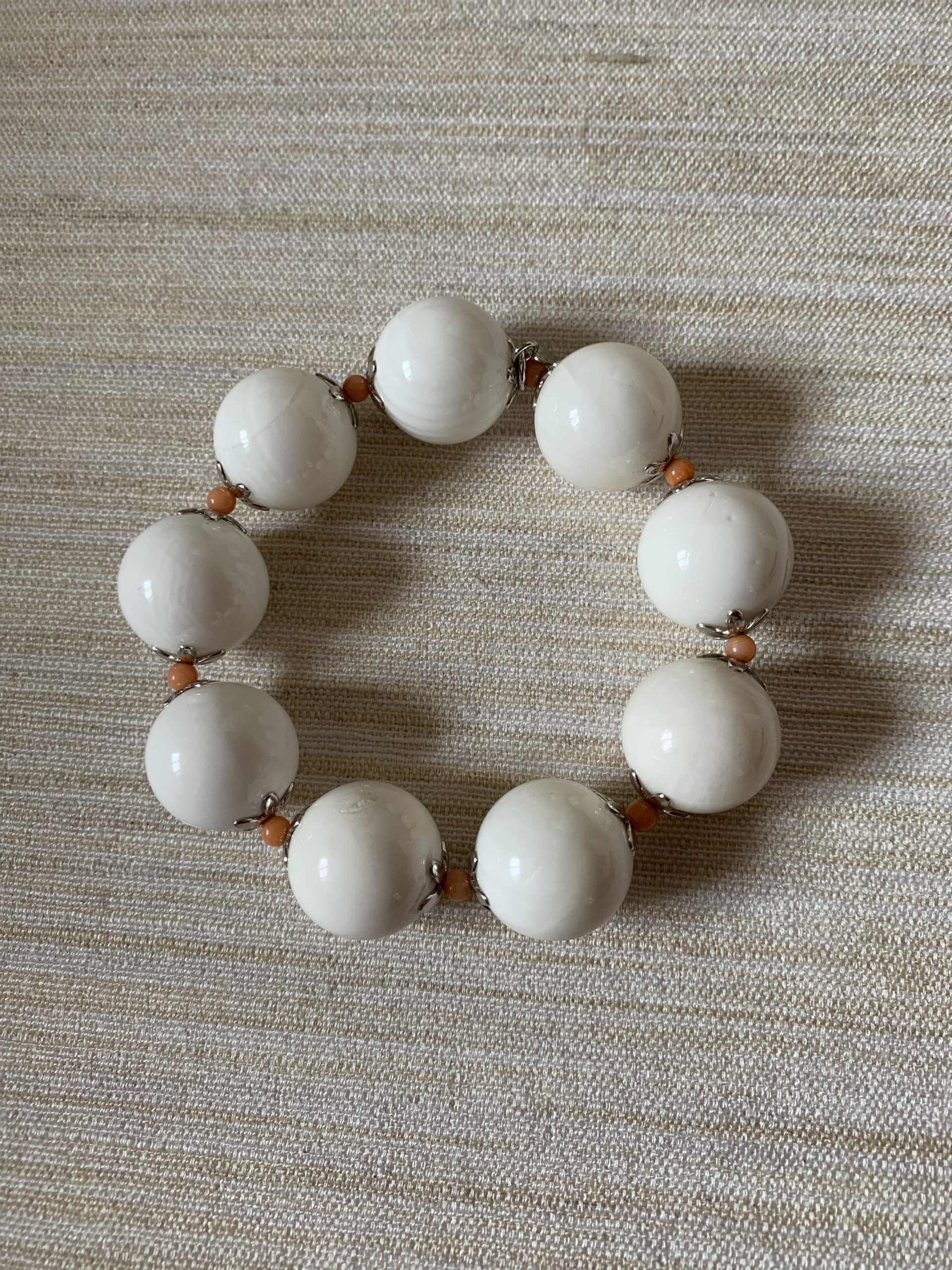 Bracciale elastico conchiglia bianca e corallo bamboo con argento rodiato