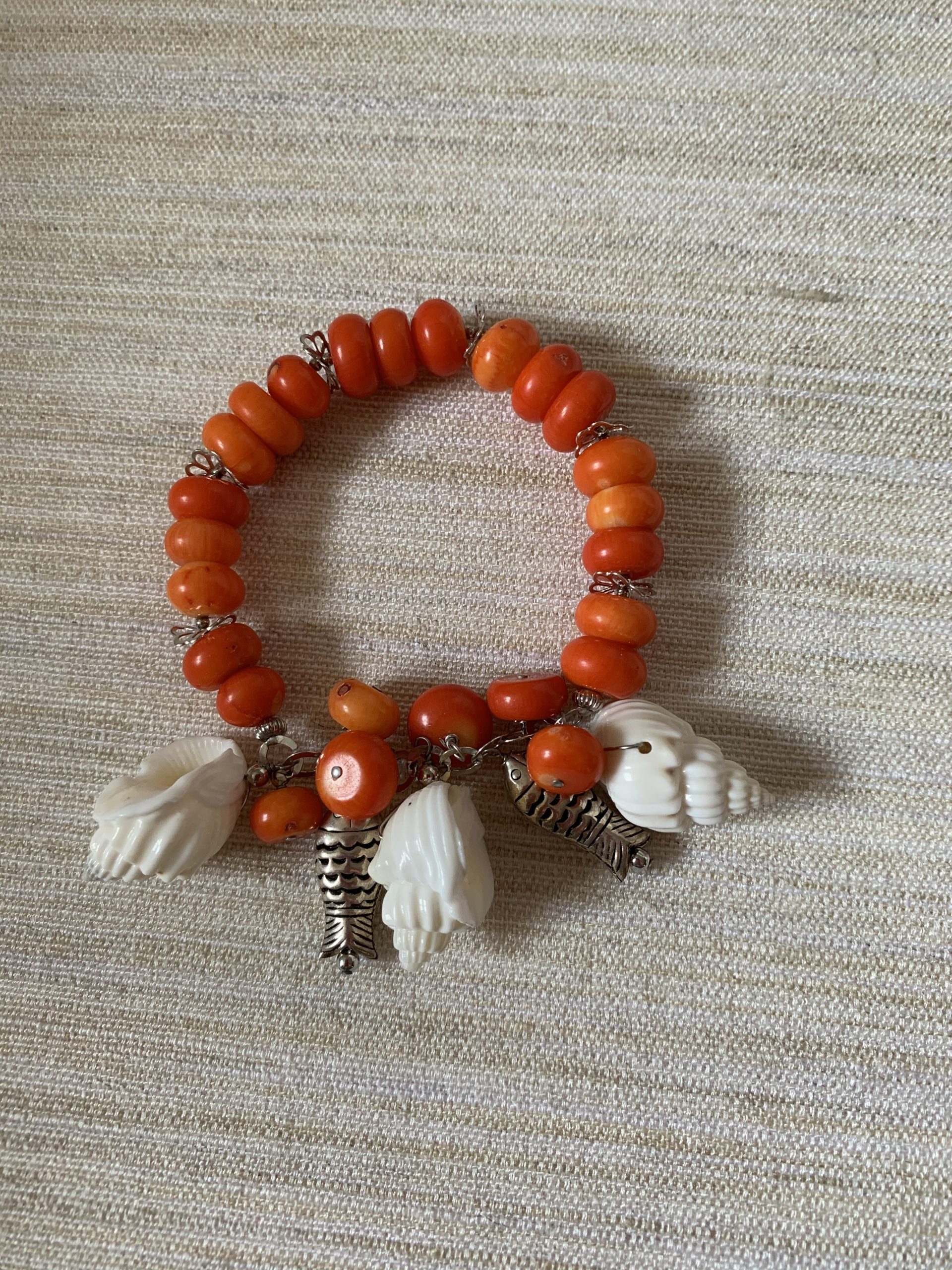 Bracciale elastico conchiglia bianca e corallo bamboo con argento rodiato