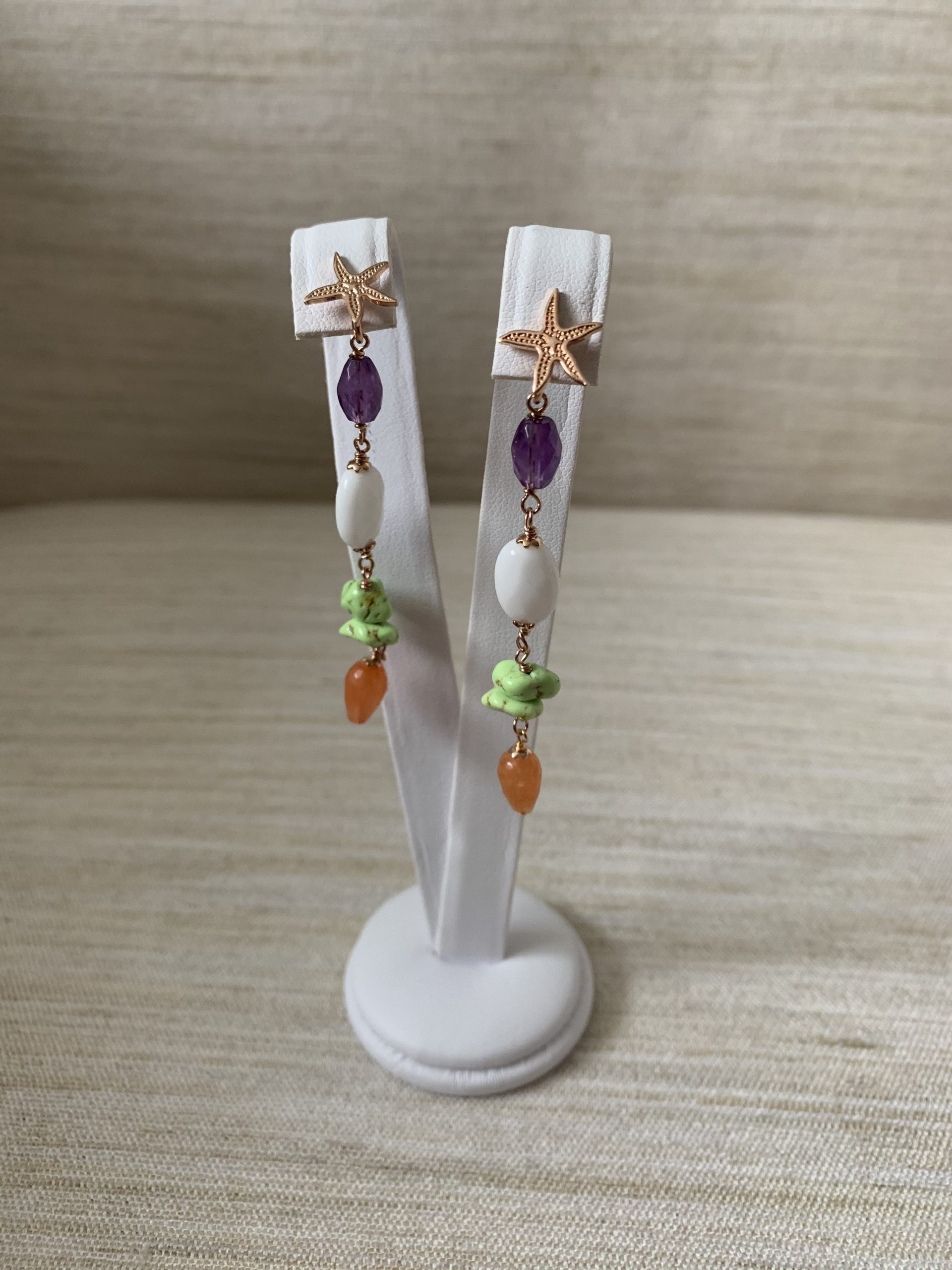 Orecchini incatenati con ametista, agata bianca, aulite verde, quarzo arancio e argento placcato oro rosa