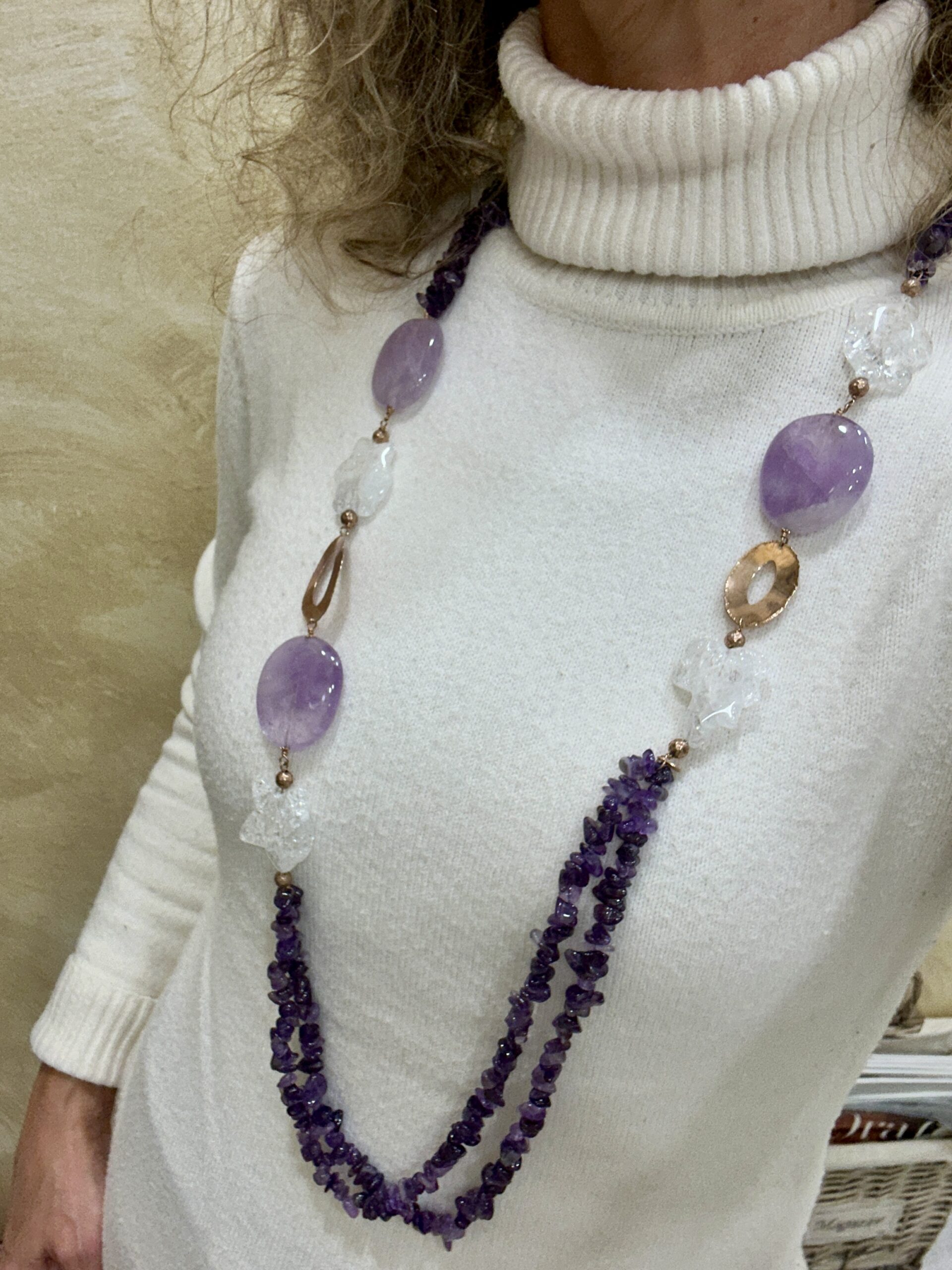 Collana con 2 fili di chips di ametista e elementi laterali in crystal crash, ametista lavanda e argento placcato oro rosa