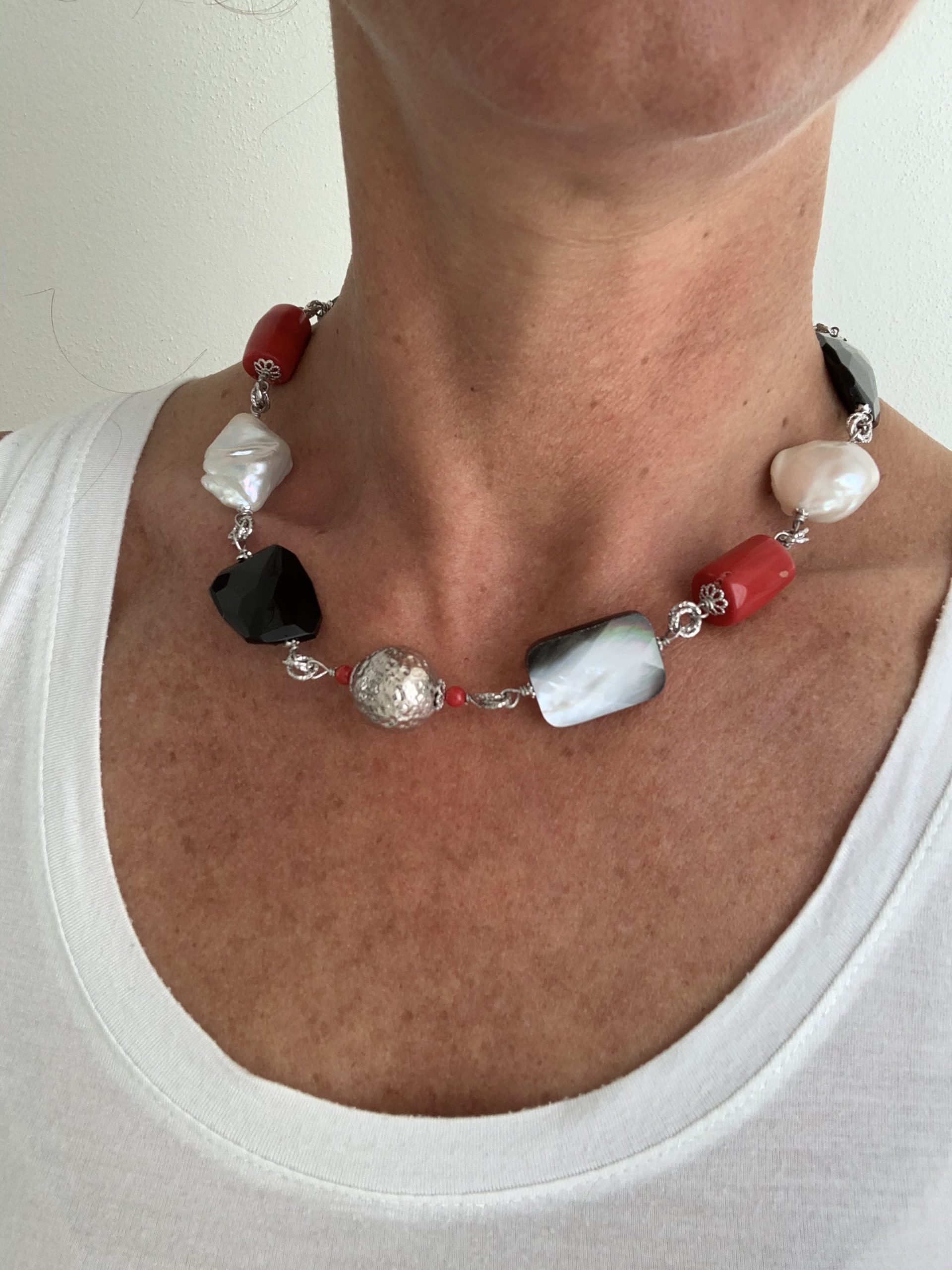 Girocollo con elementi incatenati di madreperla grigia, fiori di agata nera, corallo bamboo e perle coltivate in argento rodiato