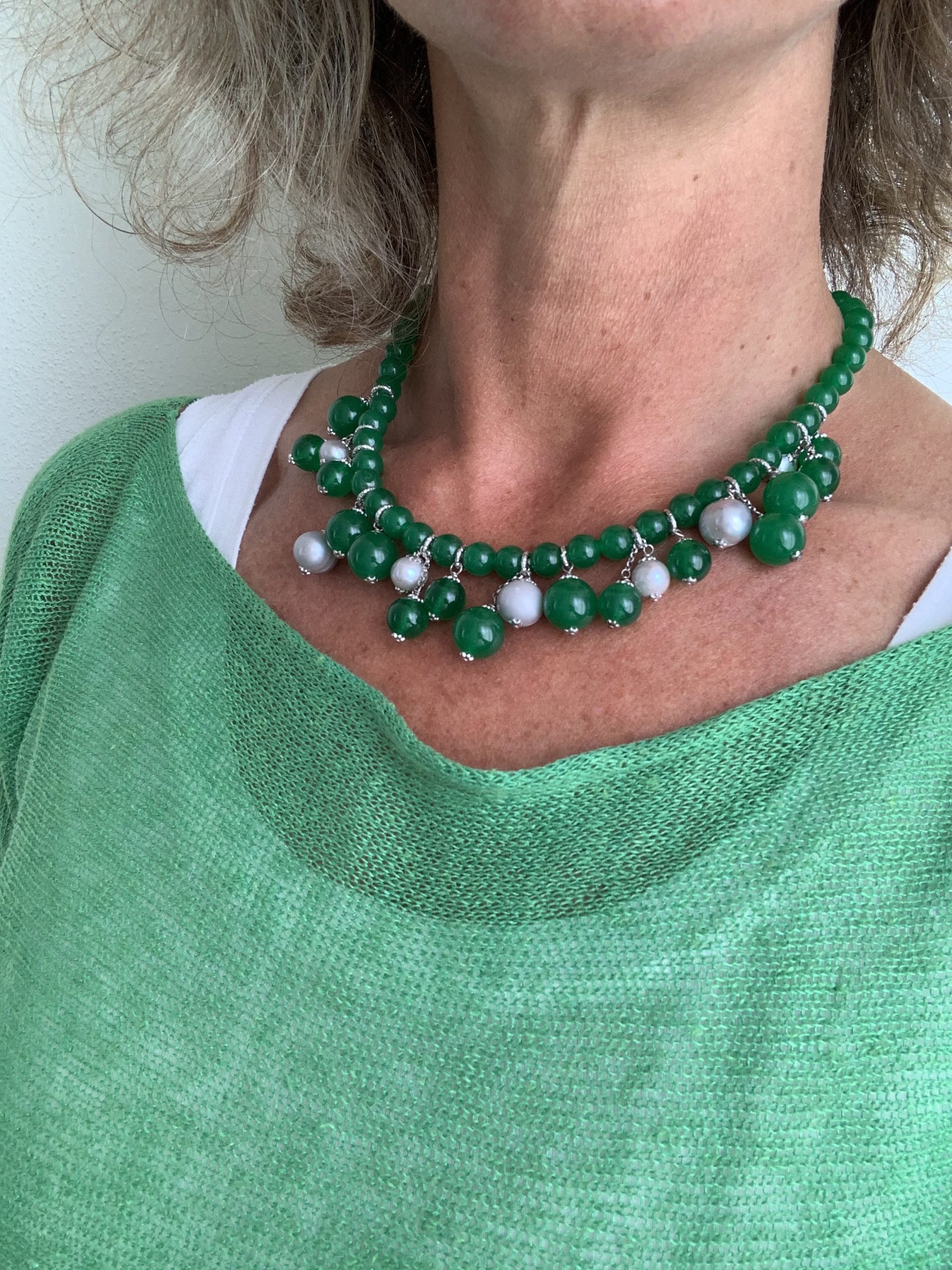 Girocollo con ciondoli di candy jade verde, perle coltivate grigie e argento rodiato