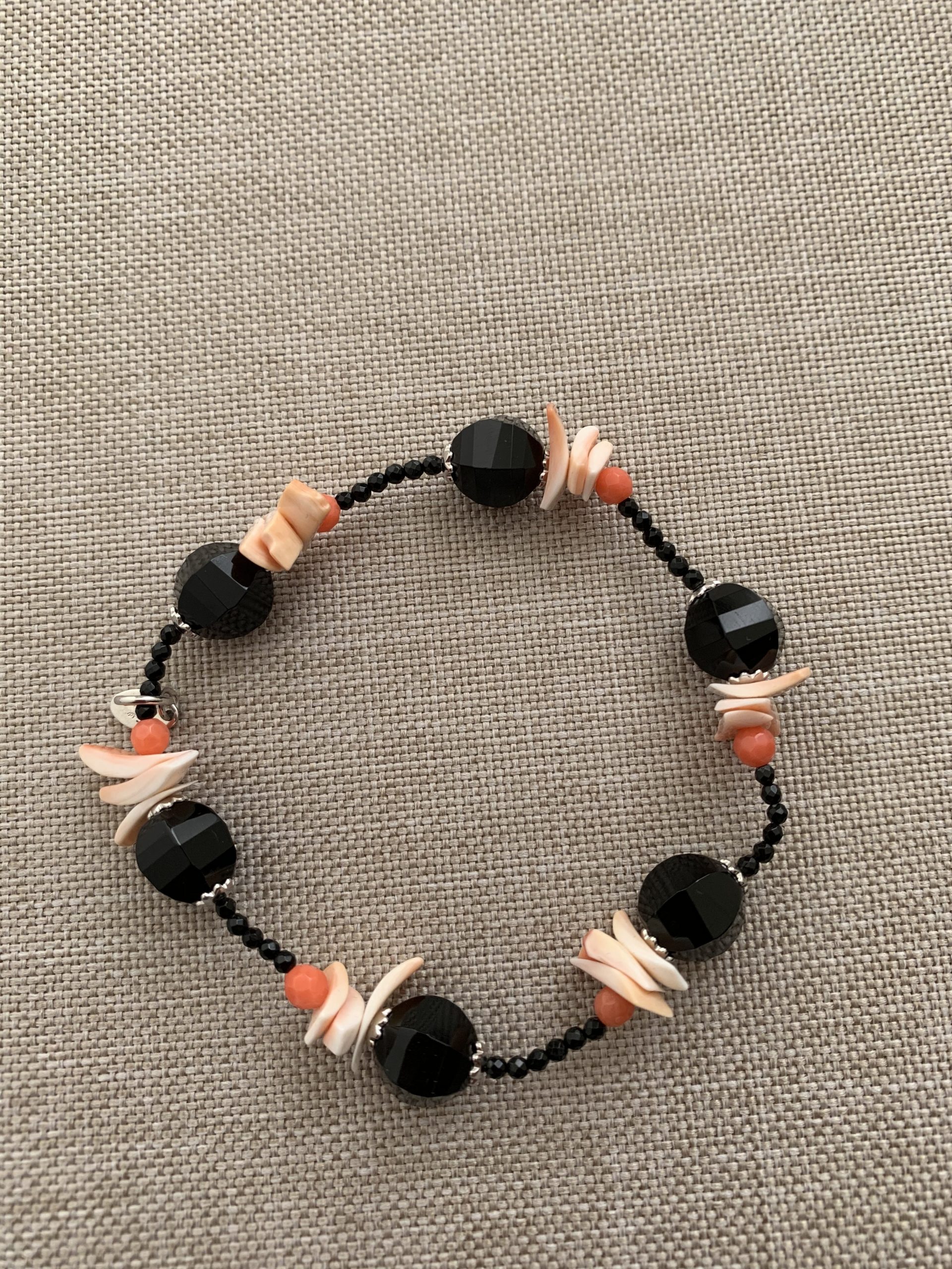 Bracciale elastico con agata nera, conchiglie, corallo bamboo e argento rodiato