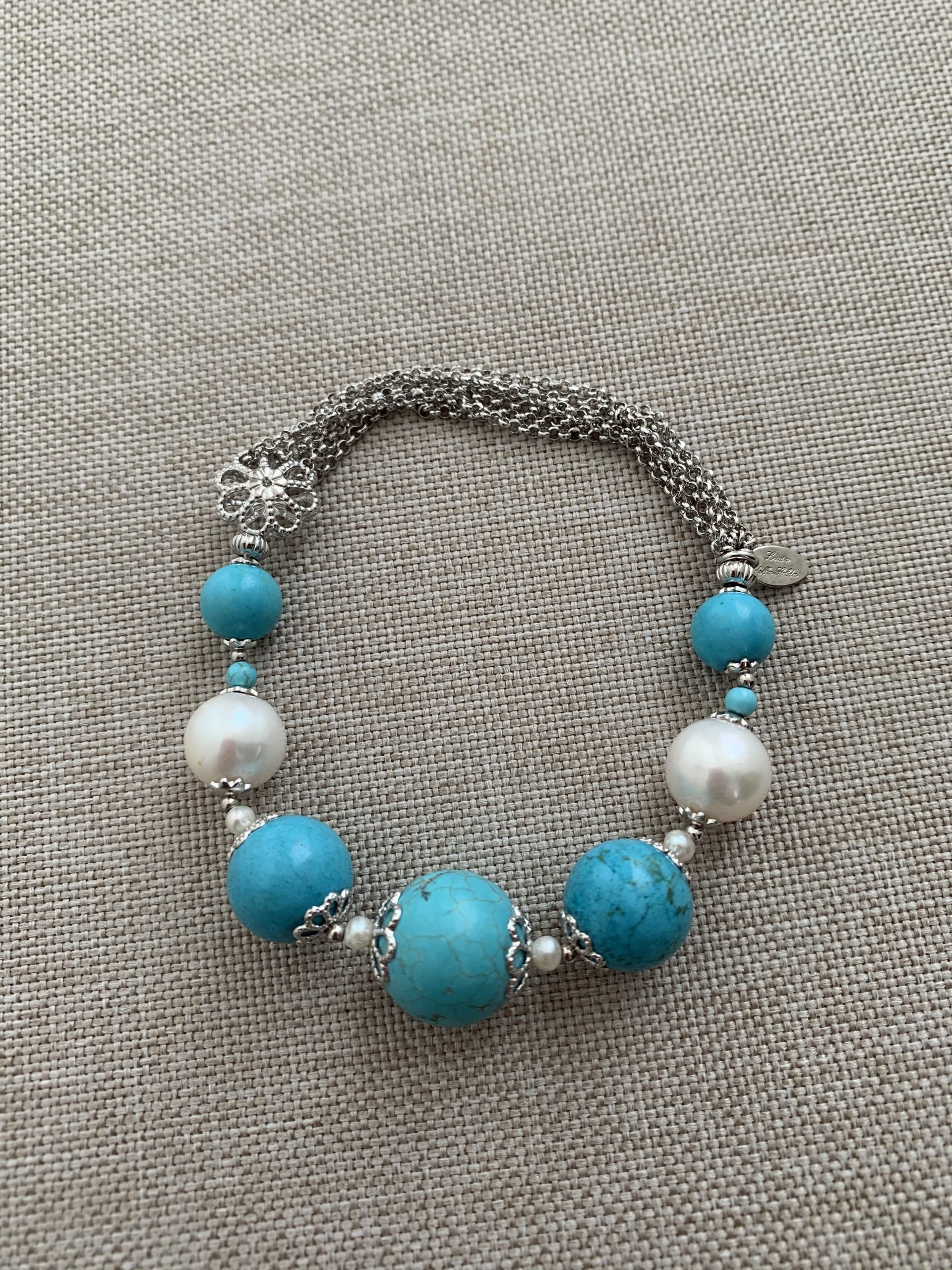 Bracciale elastico con aulite turchese, perle coltivate e argento rodiato