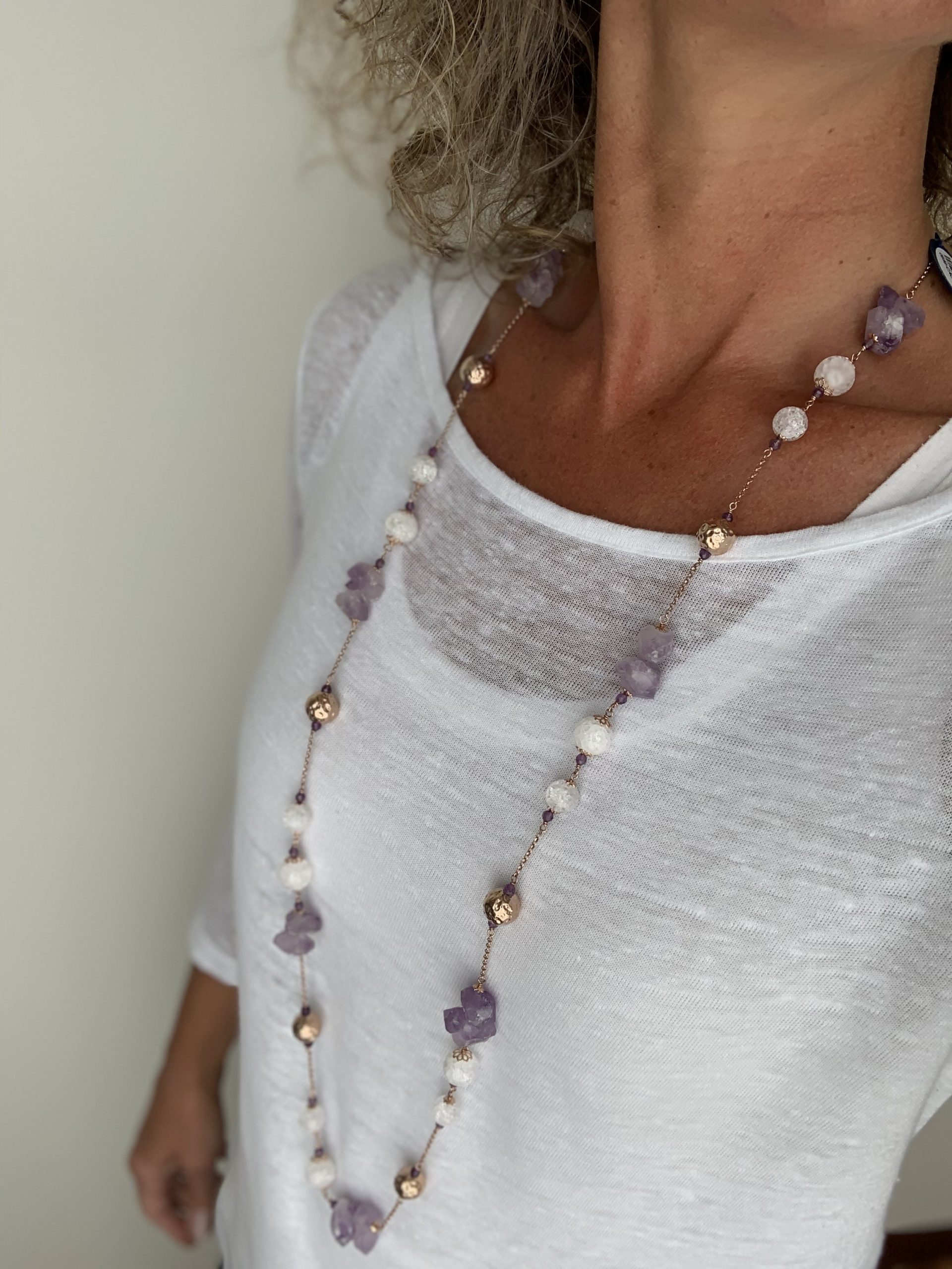 Collana incatenata con sassi grezzi di ametista lavanda e sfere di crystal crash, in argento placcato oro rosa
