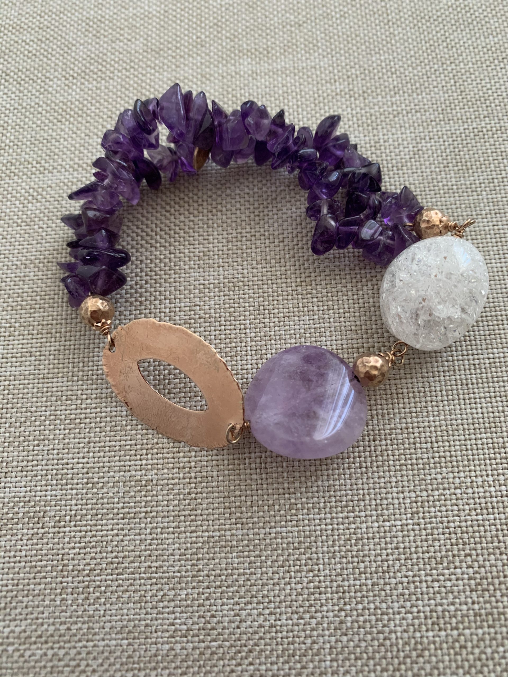 Bracciale elastico con 2 fili di chips di ametista e elementi in crystal crash, ametista lavanda e argento placcato oro rosa
