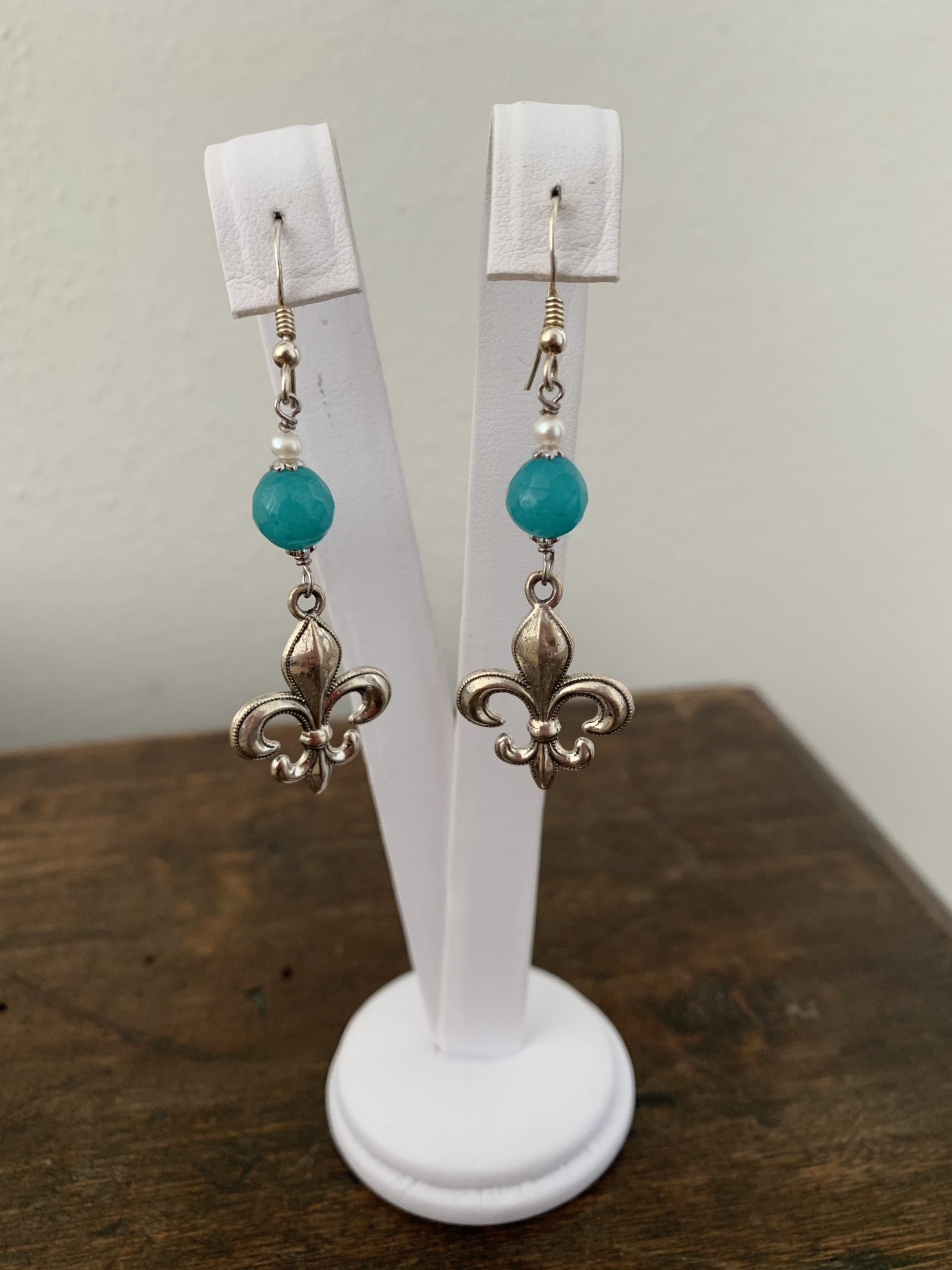 Orecchini con elemento in argento rodiato, quarzo verde e perle coltivate
