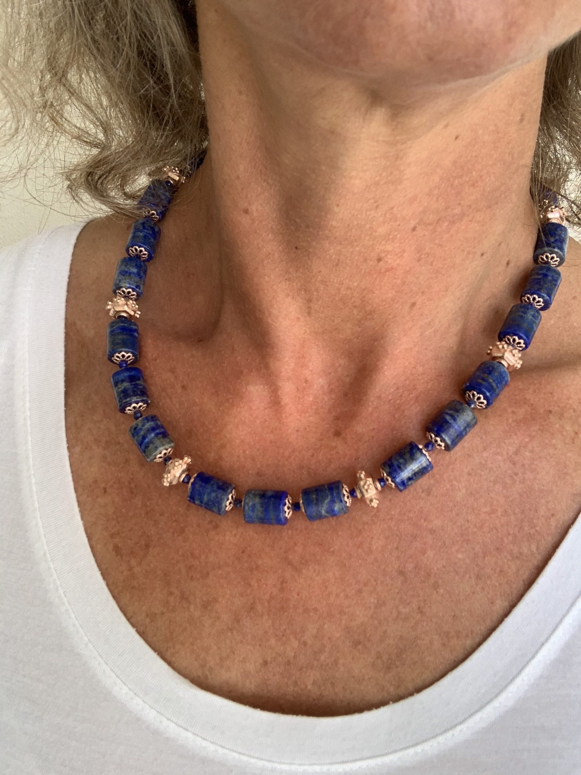 Girocollo di cilindri di lapis ed elementi di argento placcato oro rosa
