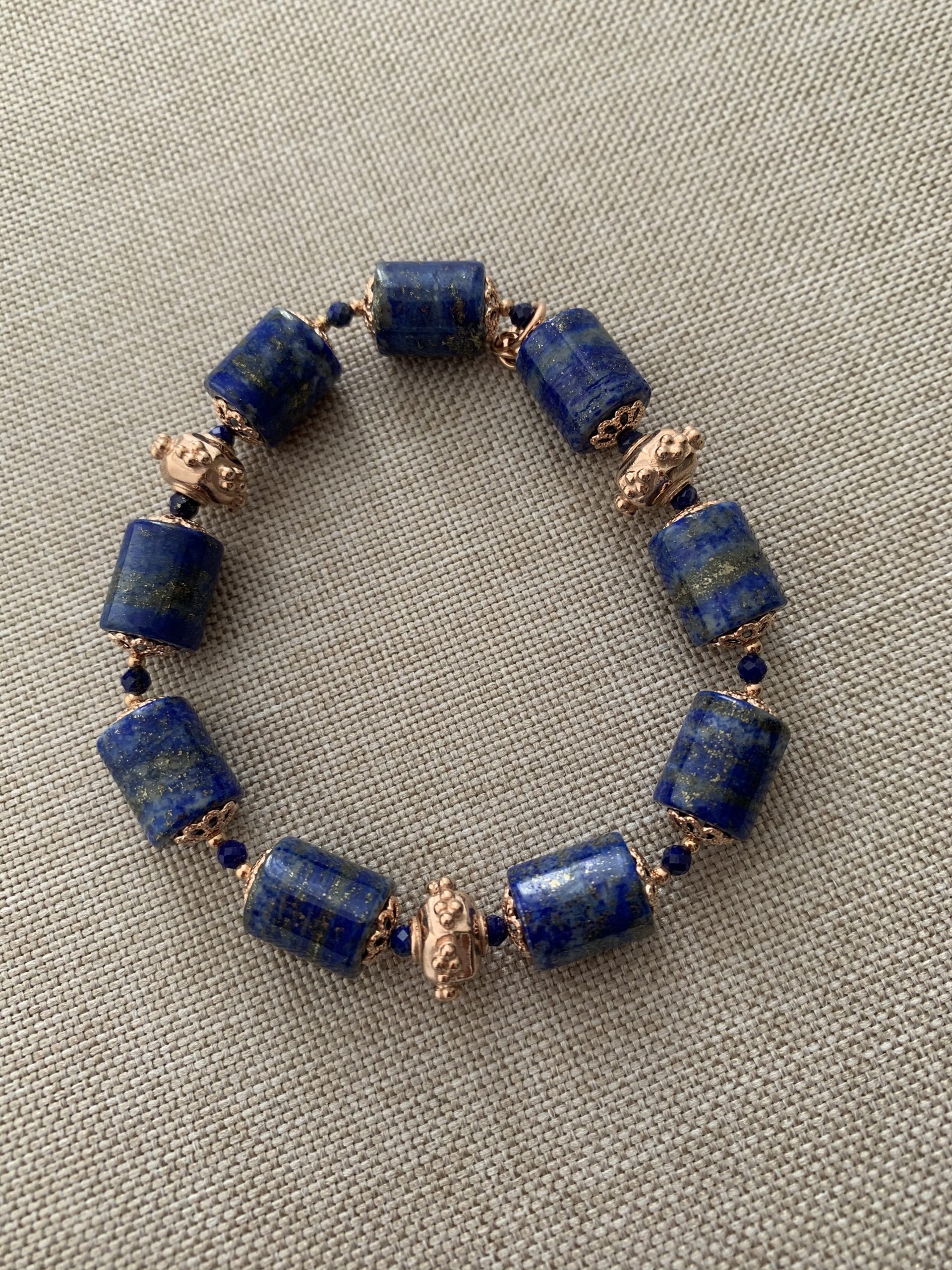 Bracciale elastico di cilindri di lapis ed elementi di argento placcato oro rosa