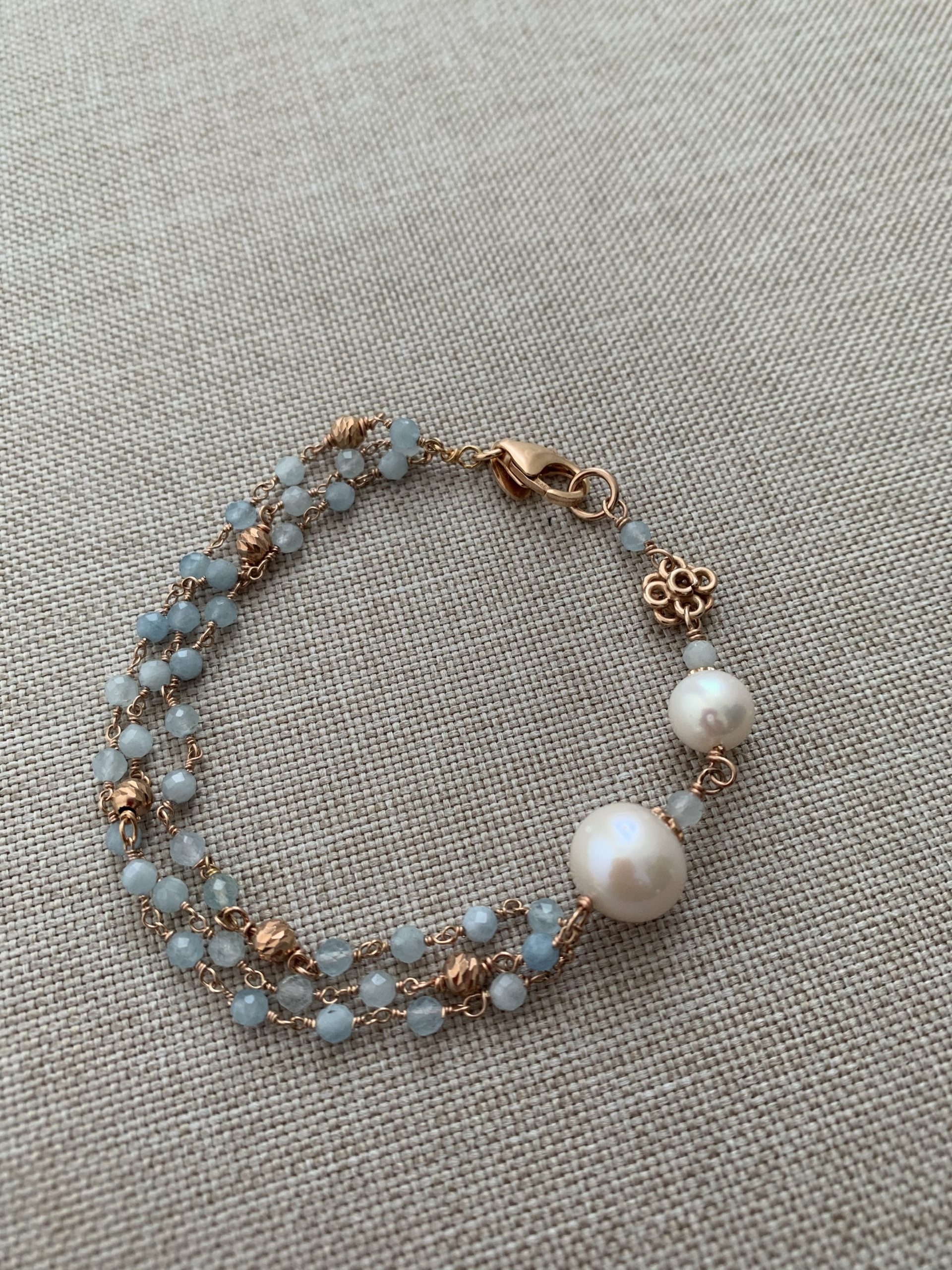 Bracciale incatenato a 3 fili di acquamarina sfaccettata, perle coltivate e argento placcato oro rosa