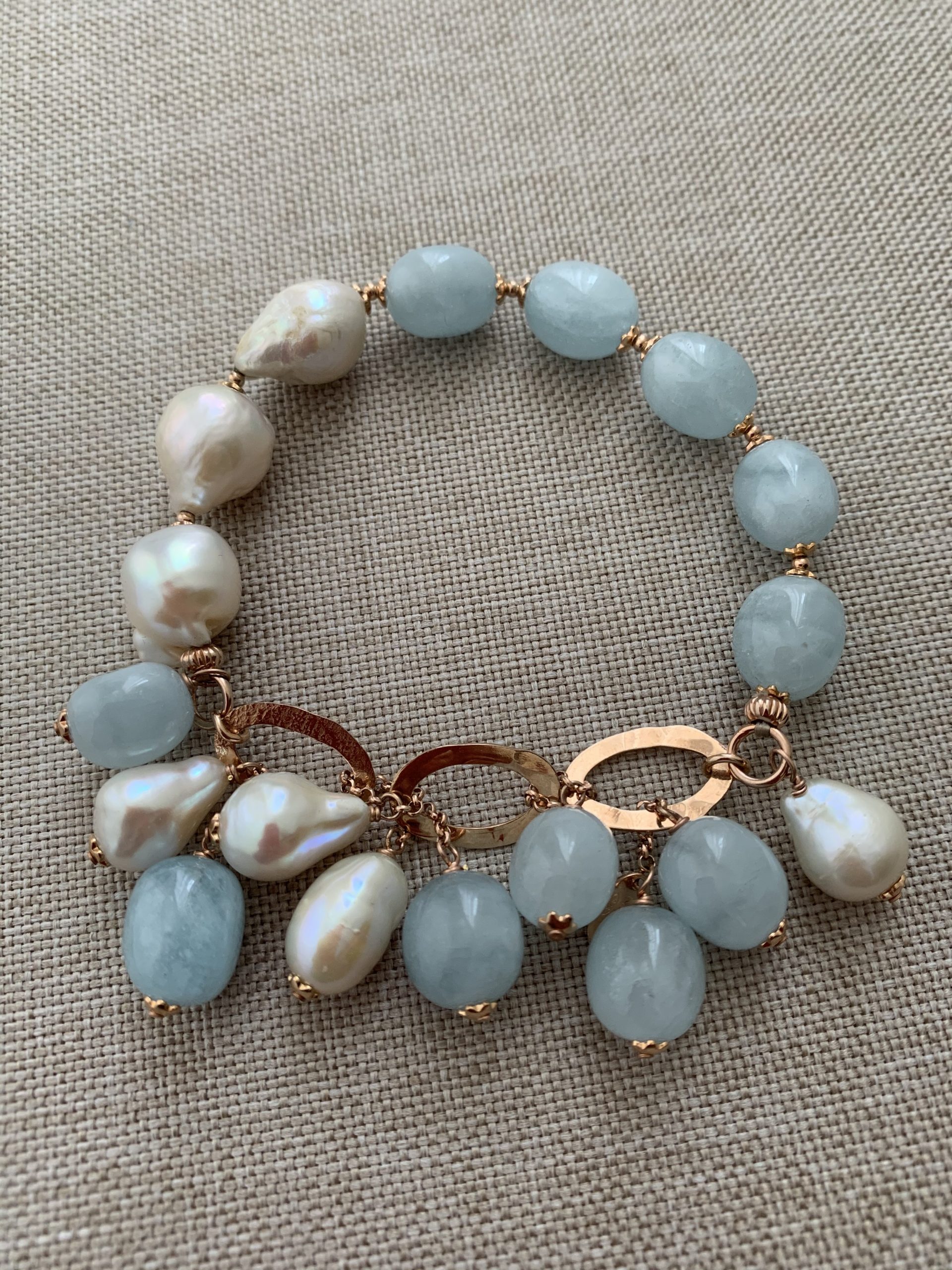 Bracciale elastico con perle barocche, sassetti di acquamarina e argento placcato oro rosa