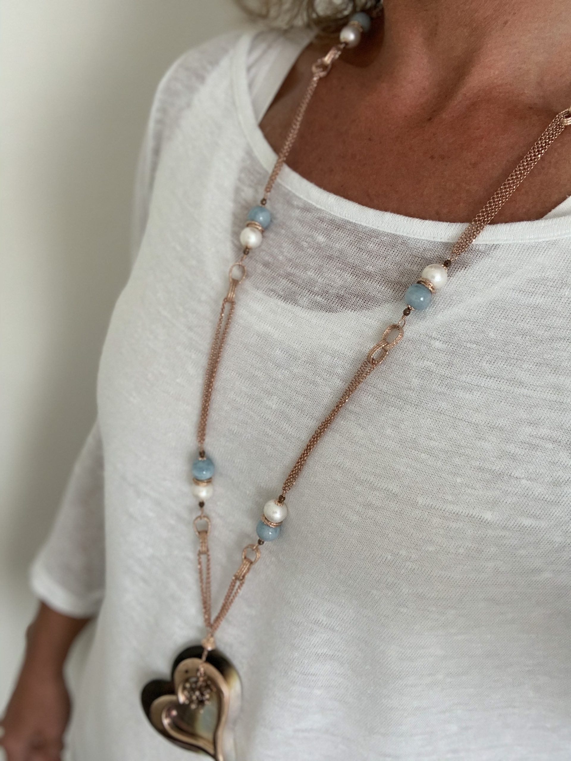 Collana con cuore di madreperla, perle coltivate, acquamarina, ematite bronzo e argento placcato oro rosa