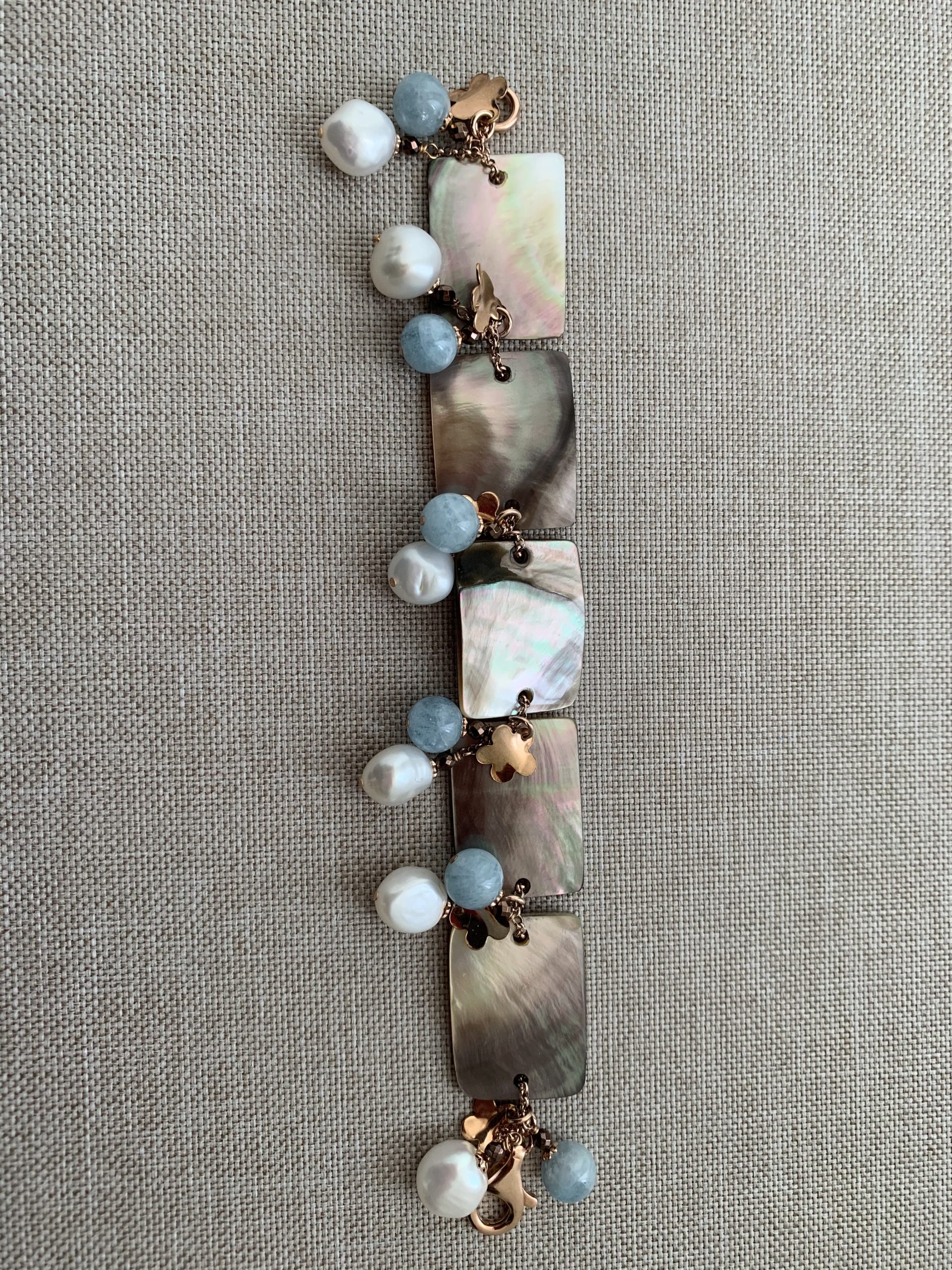 Bracciale con rettangoli di madreperla, perle coltivate, acquamarina, ematite bronzo e argento placcato oro rosa