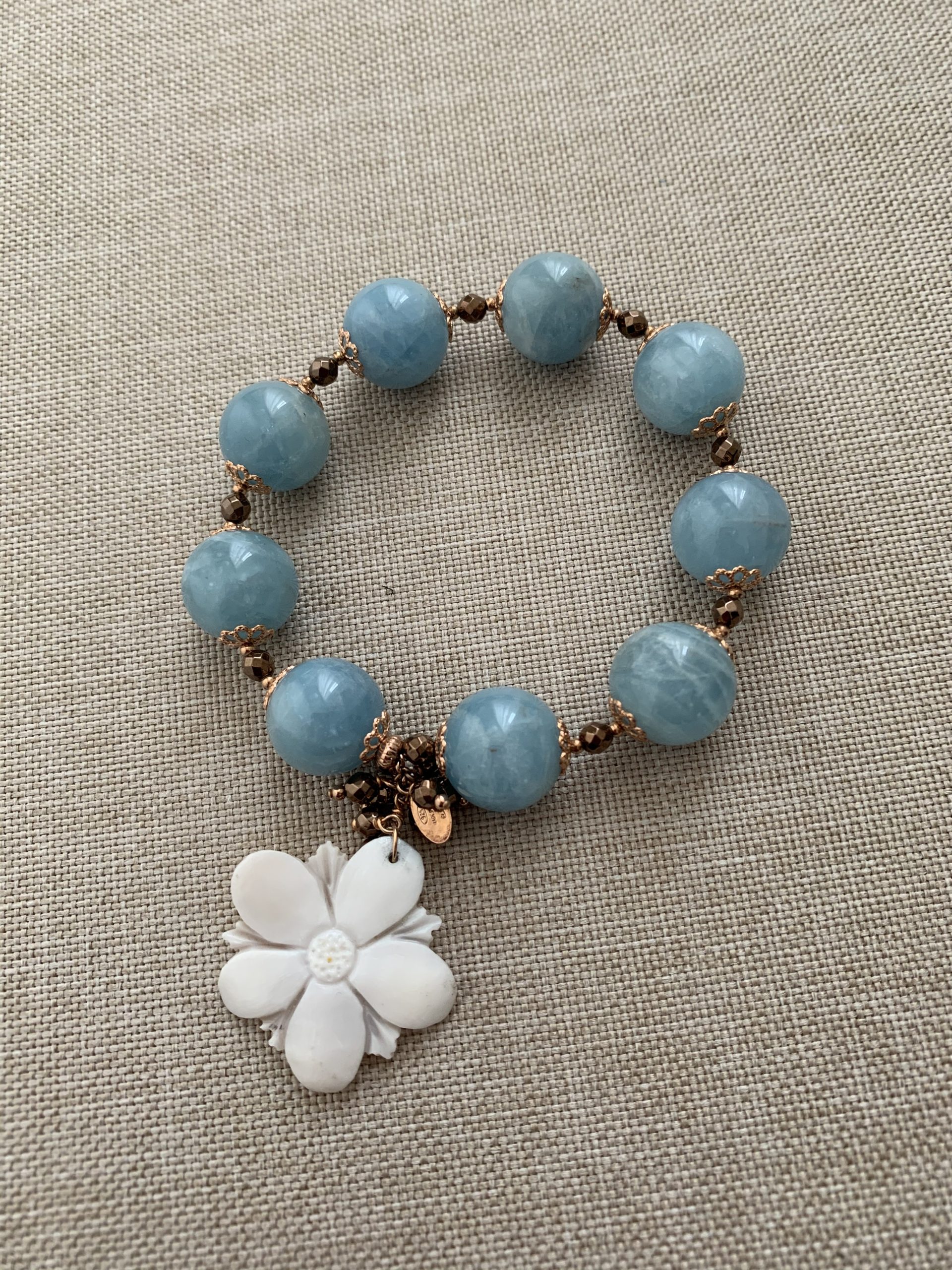 Bracciale elastico con cammeo naturale, acquamarina, ematite bronzo e argento placcato oro rosa