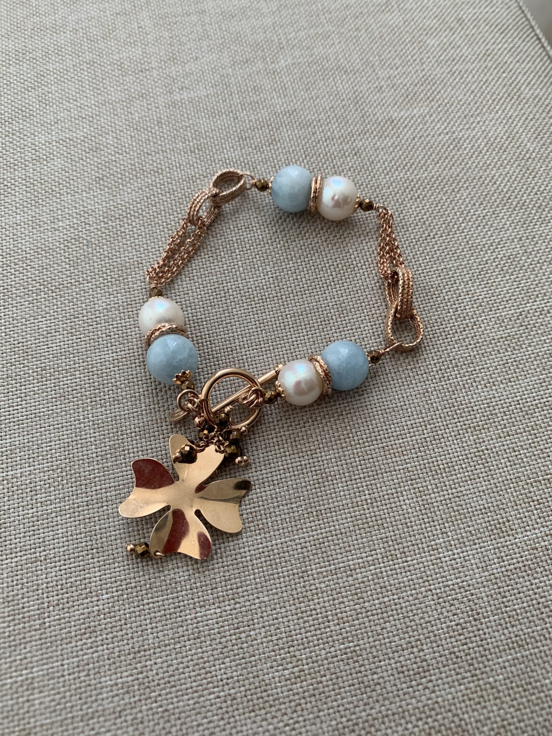 Bracciale incatenato con acquamarina sferica, perle coltivate, ematite bronzo e argento placcato oro rosa