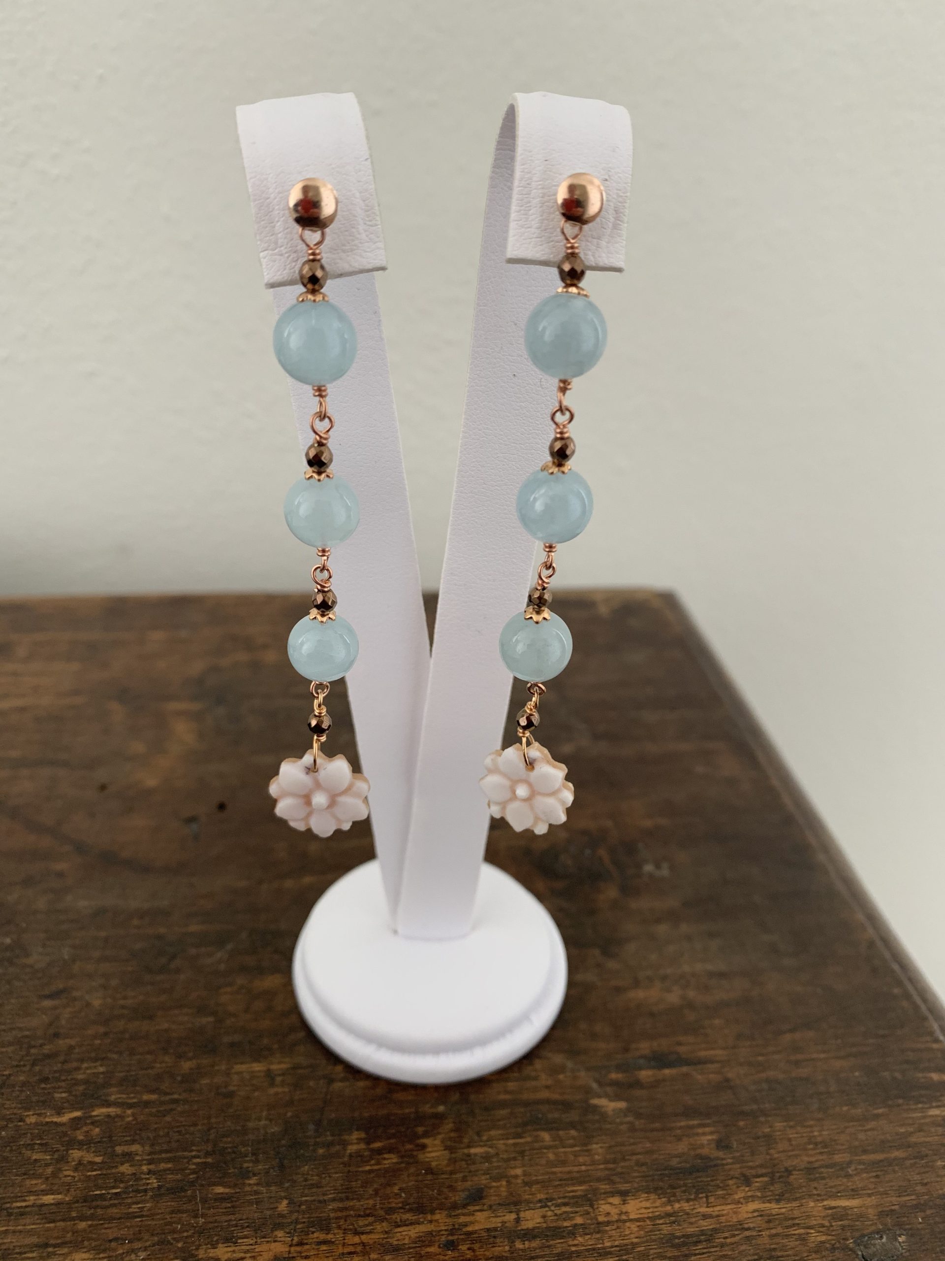 Orecchini con acquamarina sferica, cammei naturali, ematite bronzo e argento placcato oro rosa. Realizzabili anche con clip