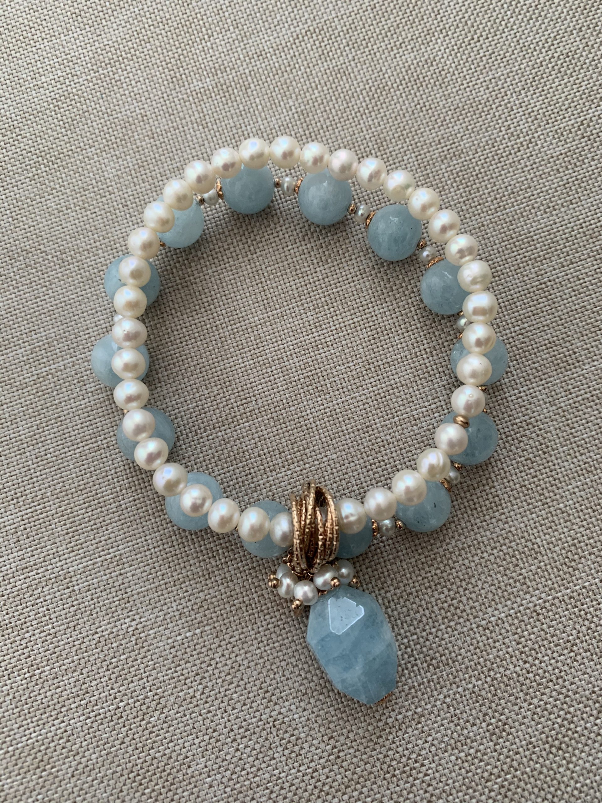 Bracciale elastico a 2 fili di acquamarina sferica, perle coltivate e argento placcato oro rosa