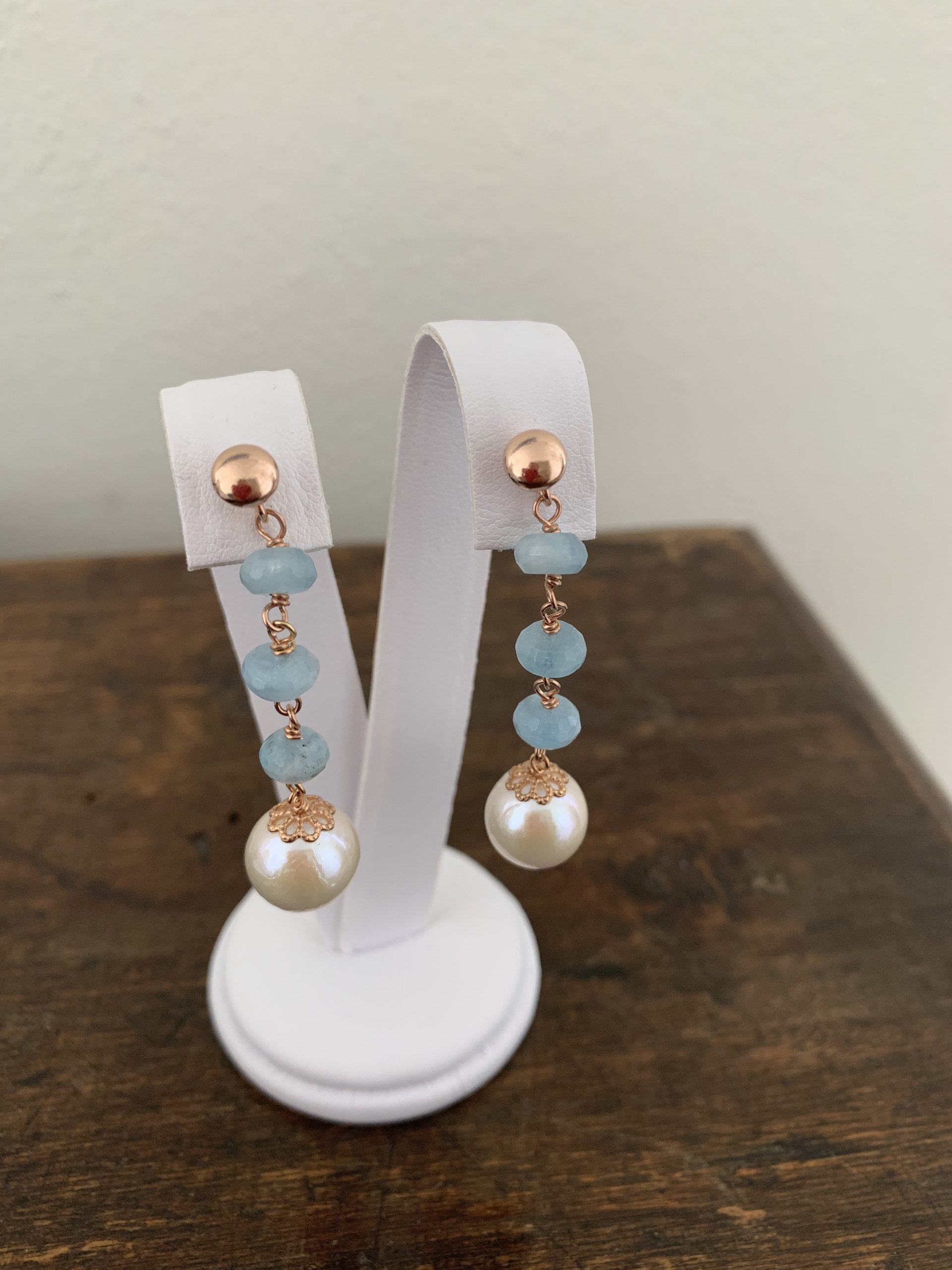 Orecchini con rondelle di acquamarina, perle coltivate e argento placcato oro rosa. Realizzabili anche con clip