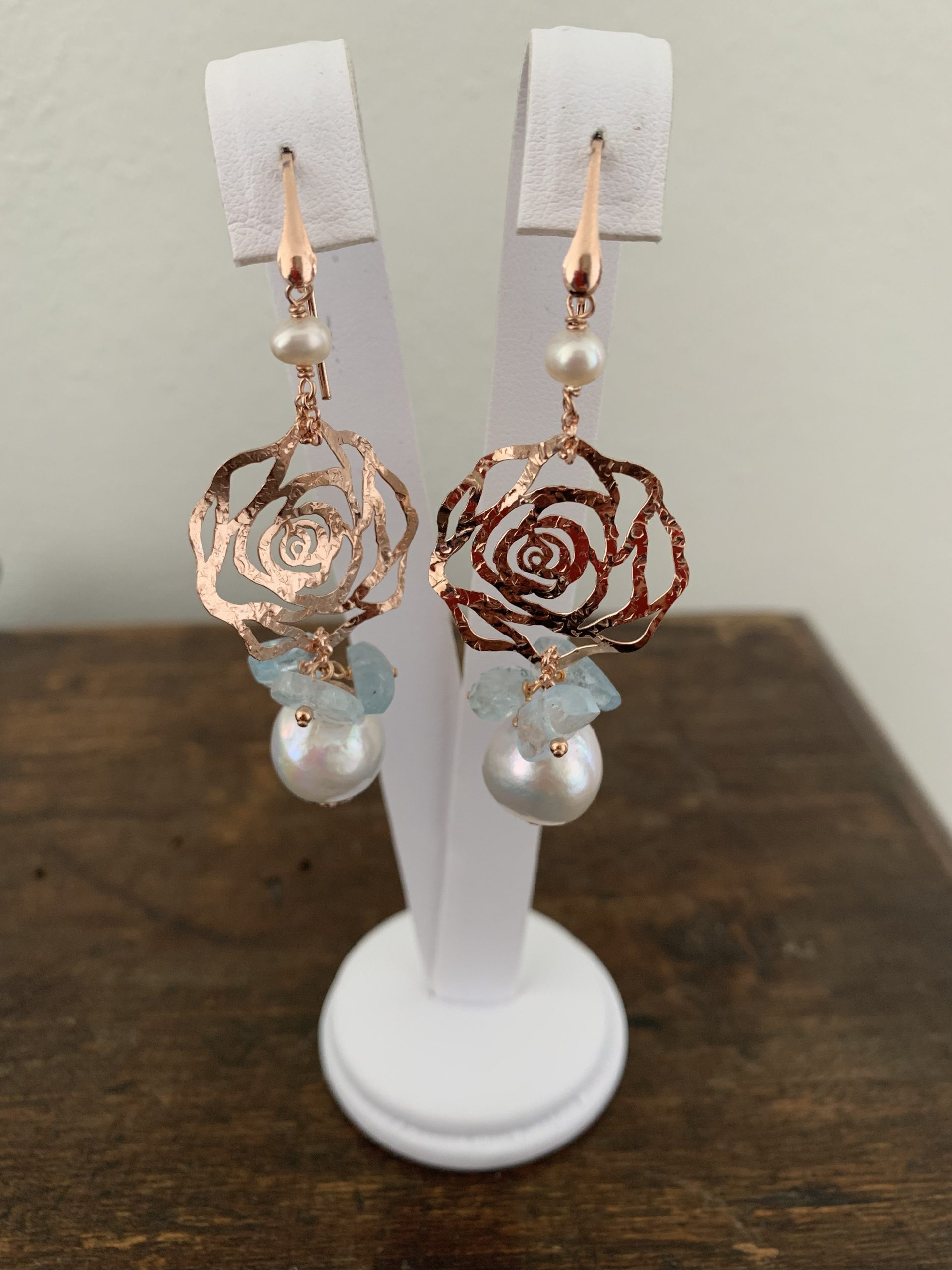 Orecchini con elemento a fiore in argento placcato oro rosa, acquamarina e perle coltivate