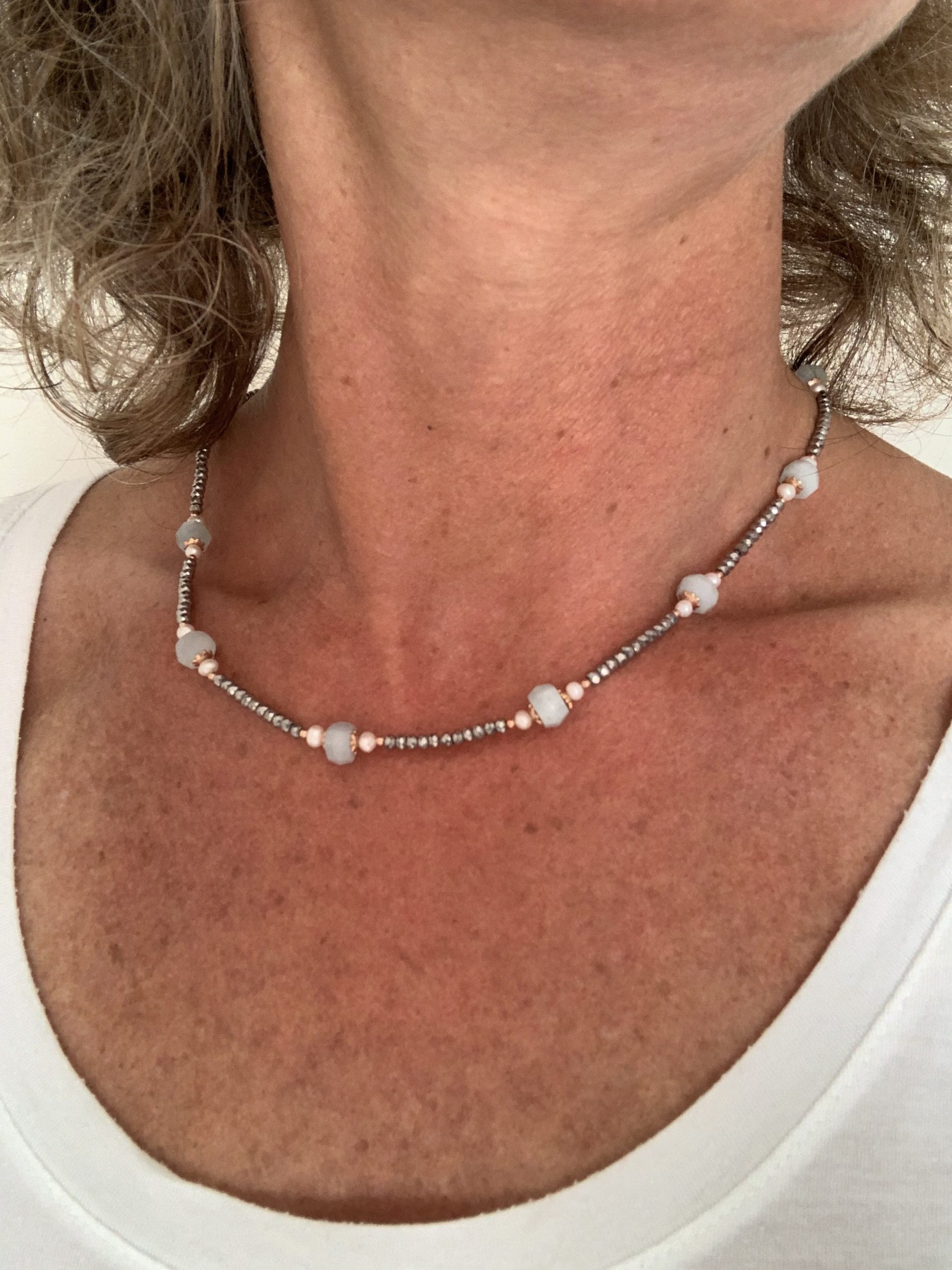Girocollo in quarzi idrotermali, acquamarina, perle coltivate e argento placcato oro rosa