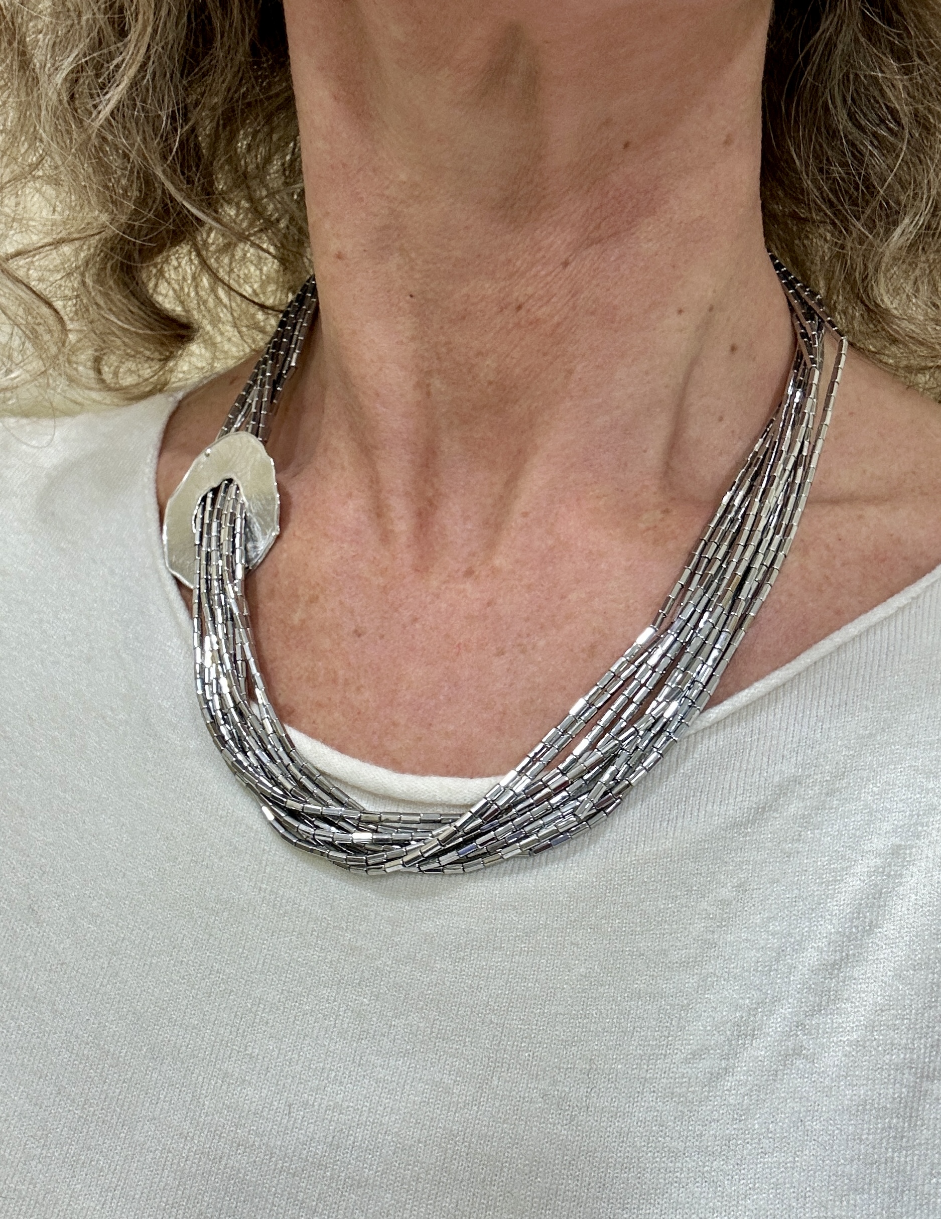 Torchon di ematite rodiata con elemento a ciambella in argento rodiato