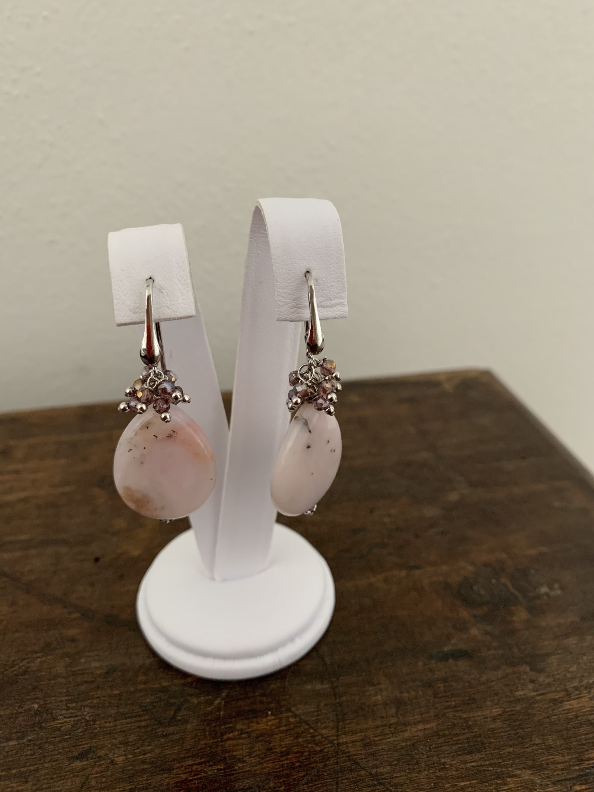 Orecchini con gocce di opale rosa, quarzi idrotermali e argento rodiato