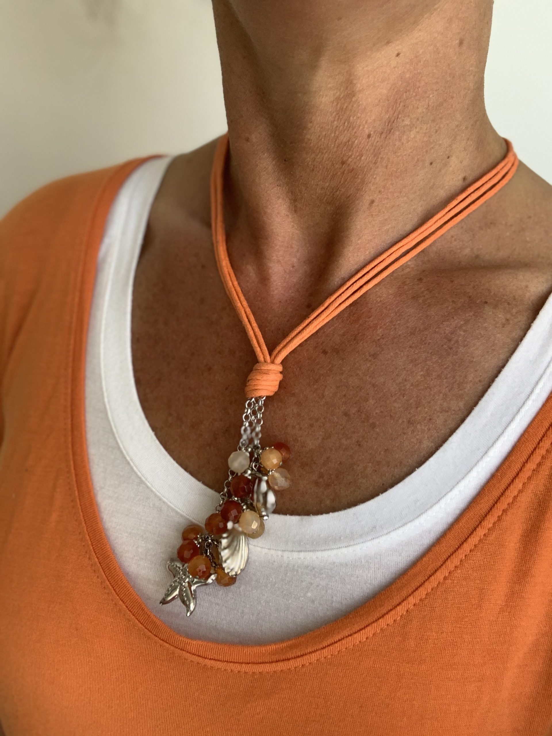 Cordino di cotone cerato con grappolo di elementi di argento rodiato e ciuffetti di corniola