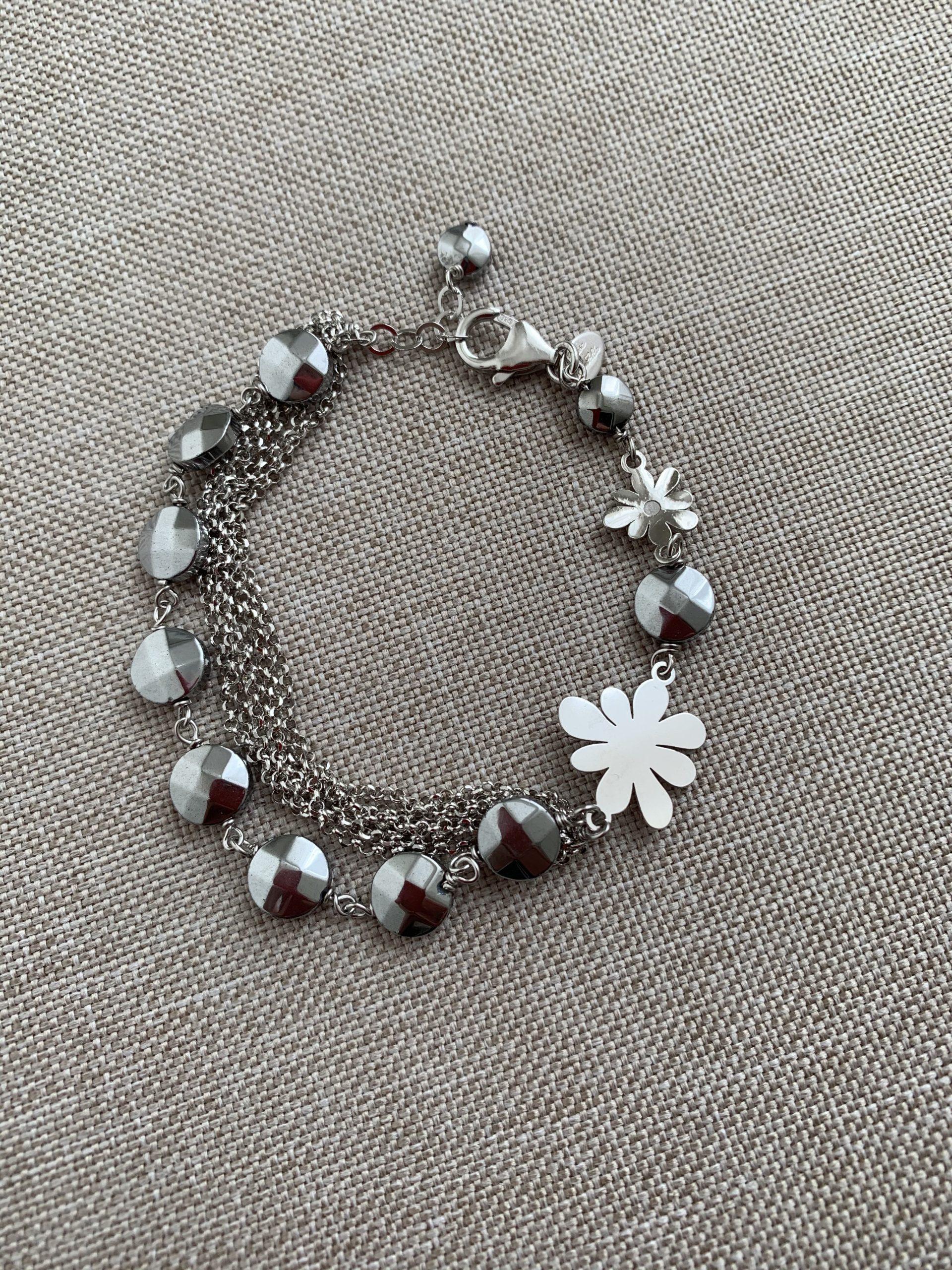 Bracciale con ematite, catena e fiori di argento rodiato