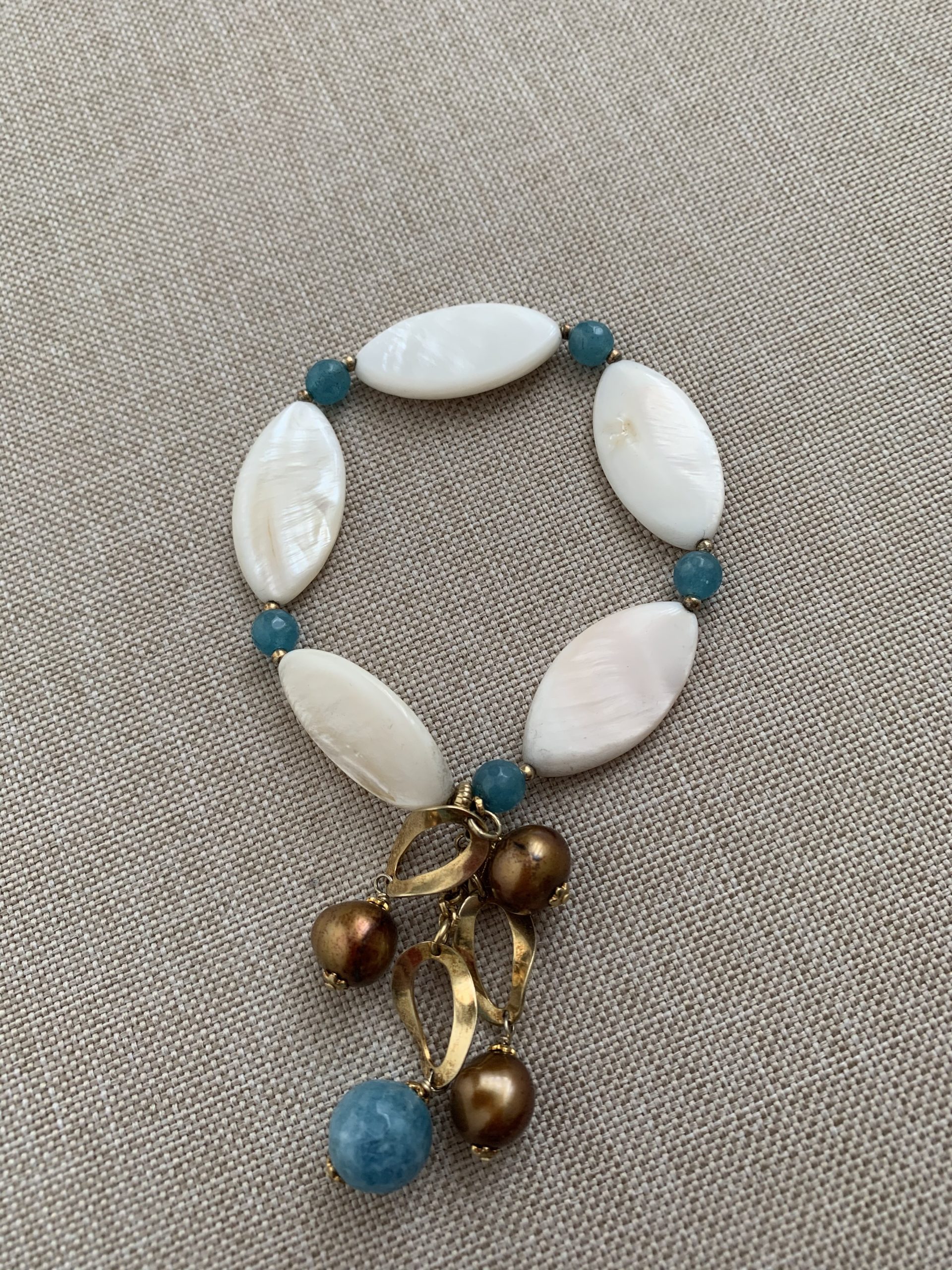 Bracciale in madreperla con blueberry, perle brown e argento placcato oro
