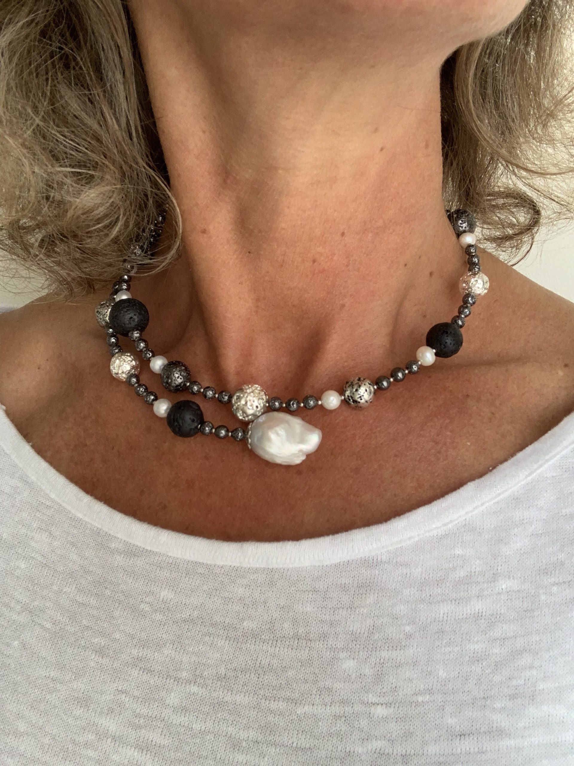 Girocollo armonico con pietra lavica, perle coltivate e argento rodiato