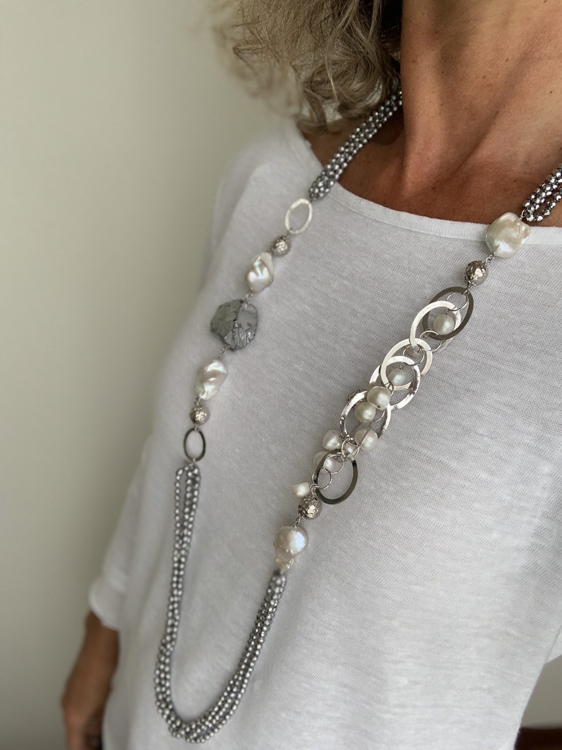 Collana in ematite rodiata con inserti laterali in argento rodiato e perle coltivate