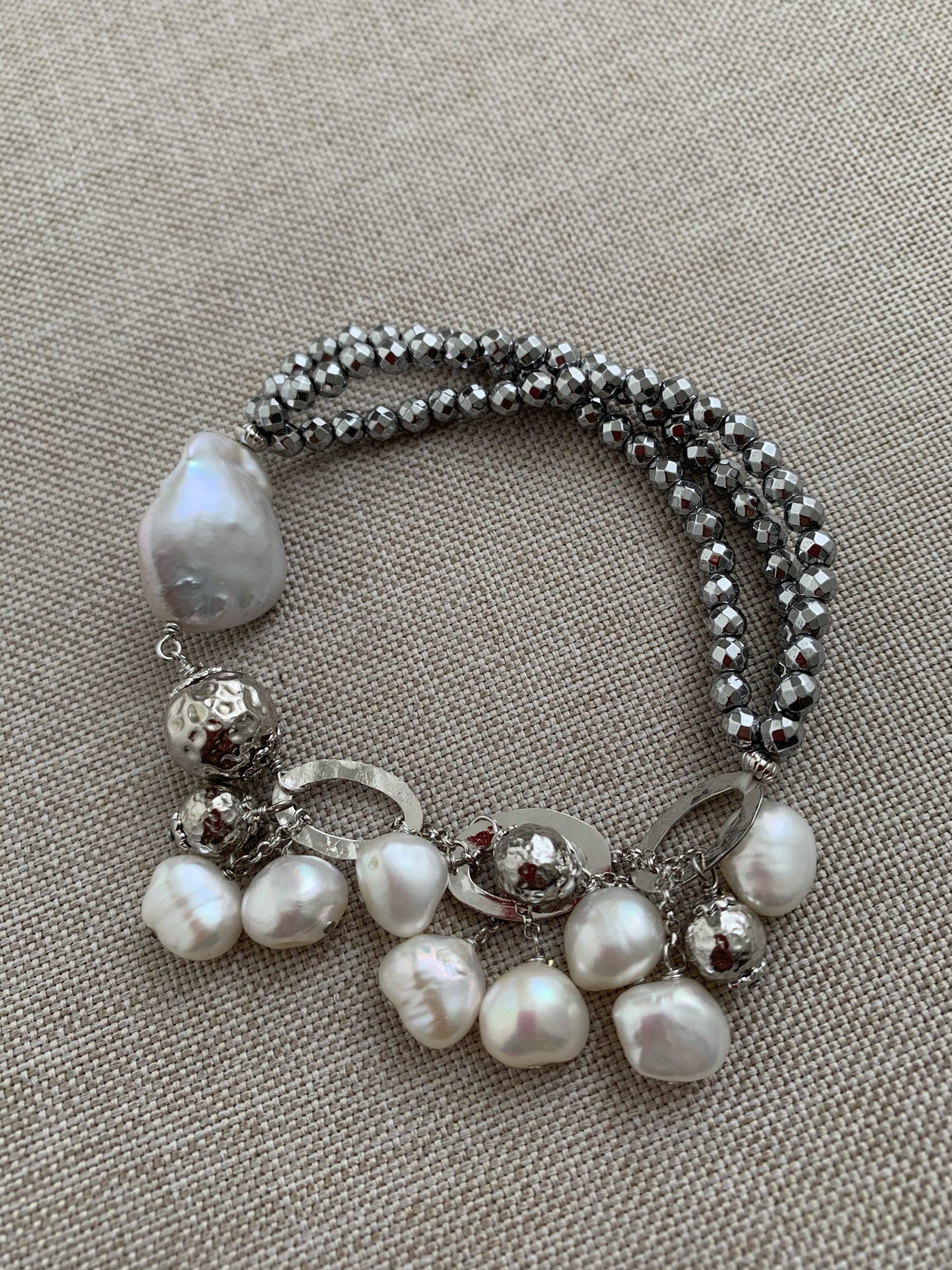 Bracciale elastico in ematite rodiata con ciondoli in perle coltivate e argento rodiato