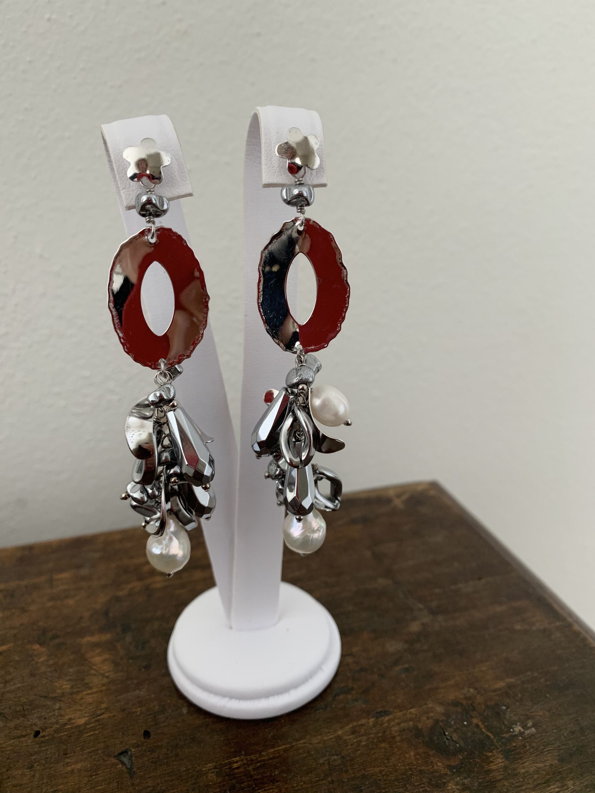 Orecchini con elementi ovali in argento rodiato e grappolino di ematite rodiata e perle coltivate