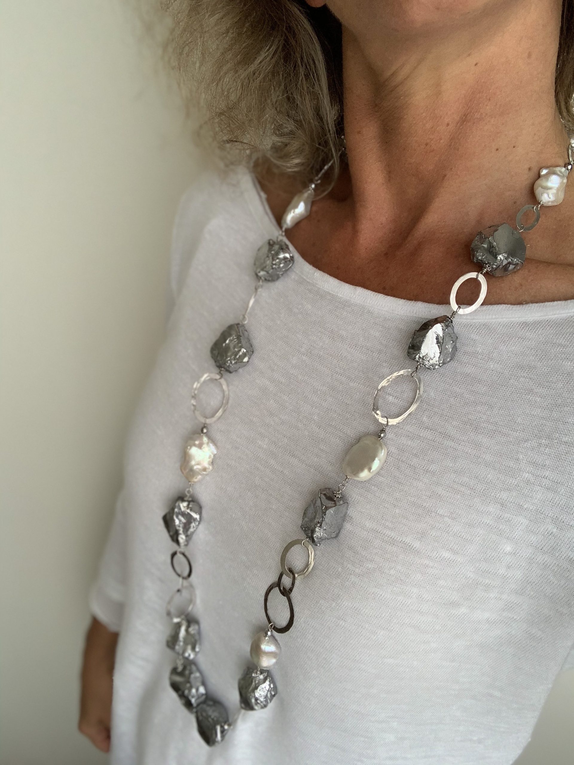 Collana con sassi di ossidiana rodiata, perle barocche e argento rodiato