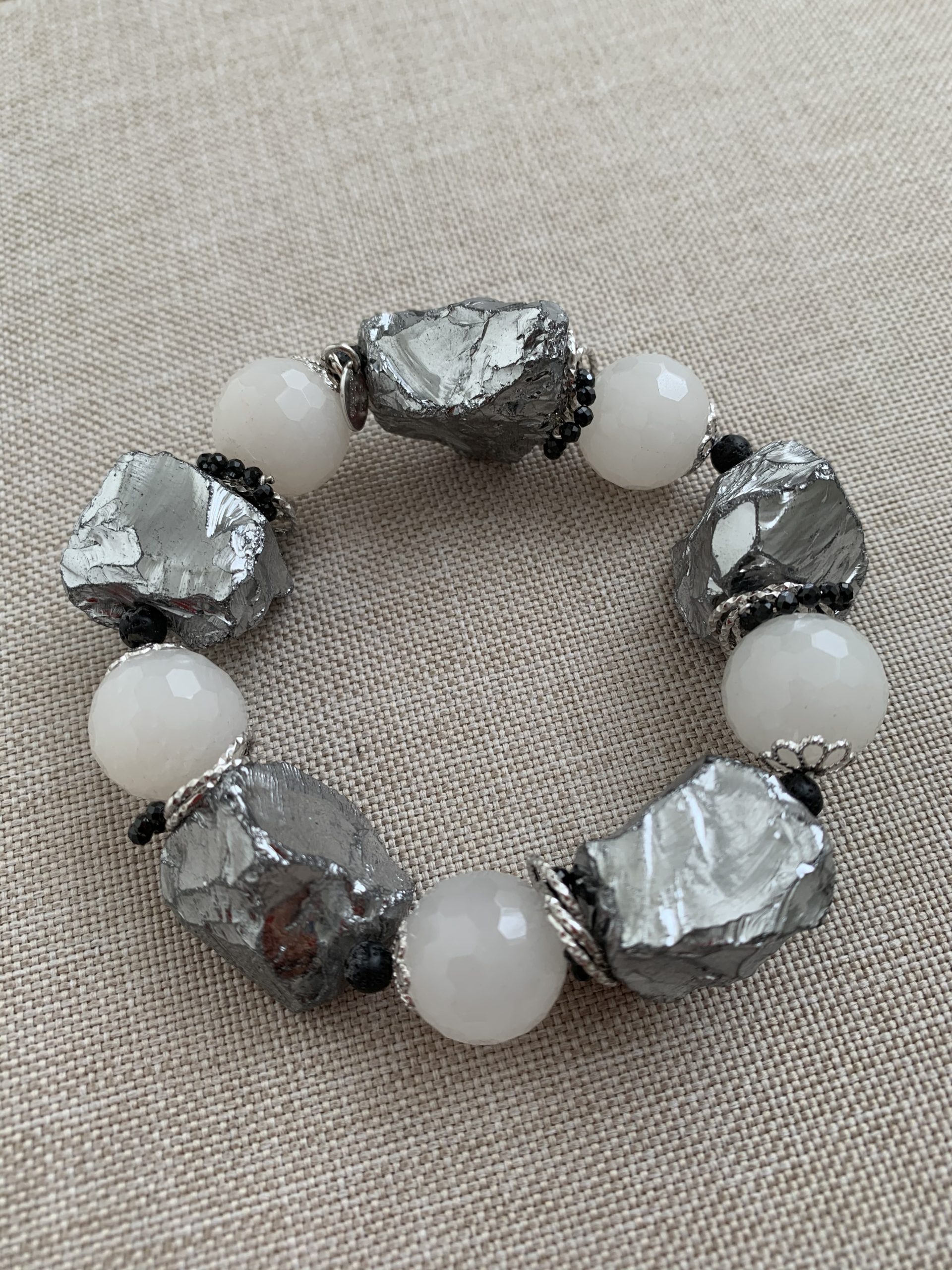 Bracciale con sfere di agata bianca alternate a sassi di ossidiana rodiata e agata nera in argento rodiato