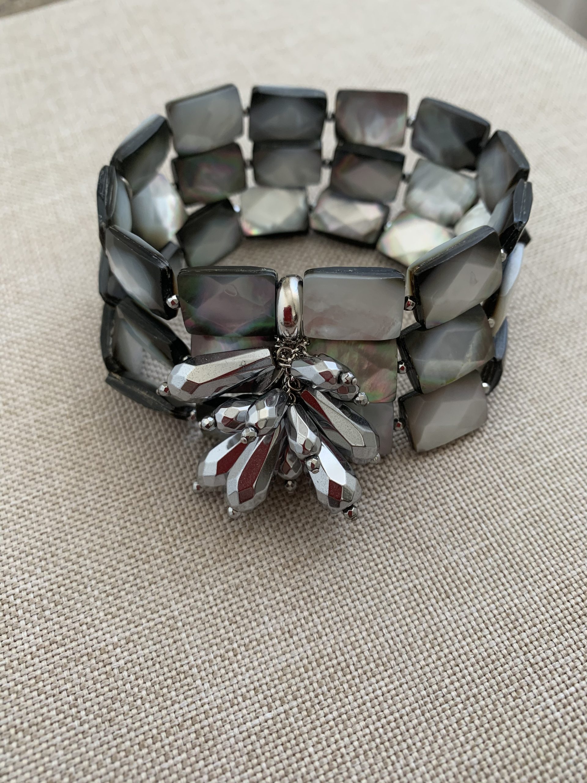 Bracciale elastico a 3 fili di madreperla grigia, ematite rodiata e argento rodiato