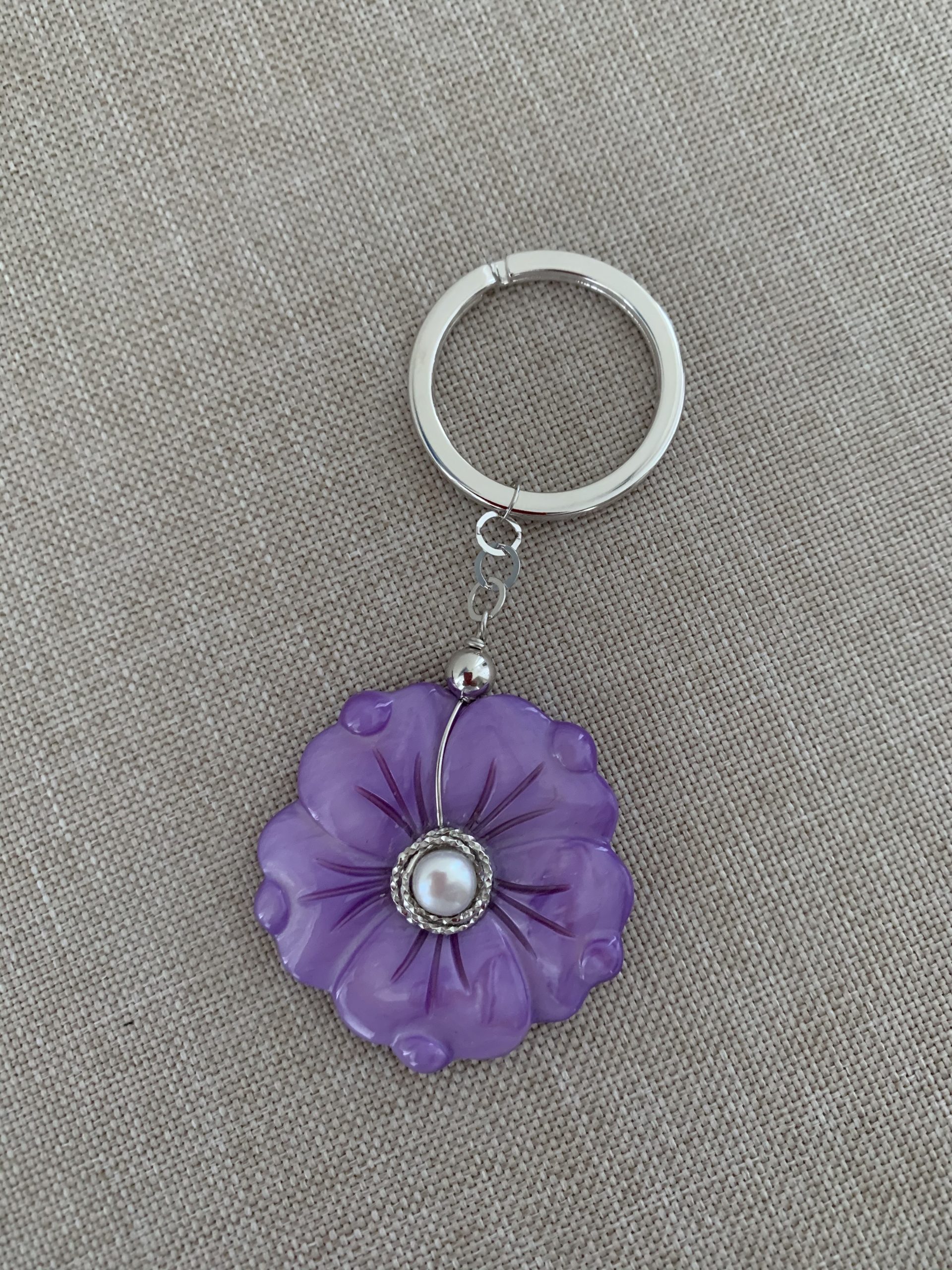 Portachiavi con fiore di madreperla viola, argento rodiato, perla coltivata e anello in acciaio